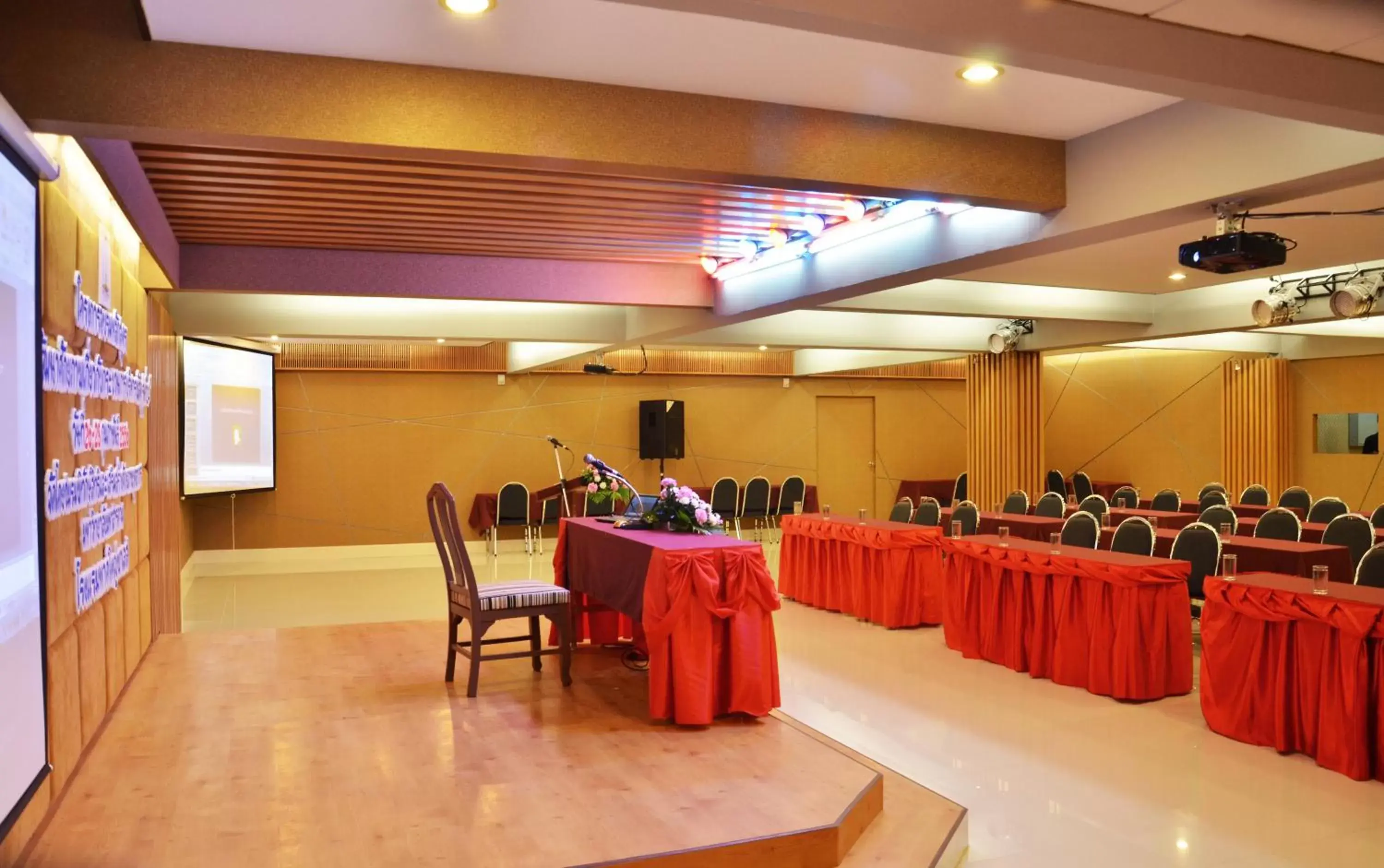 Meeting/conference room in Friendlytel Hotel