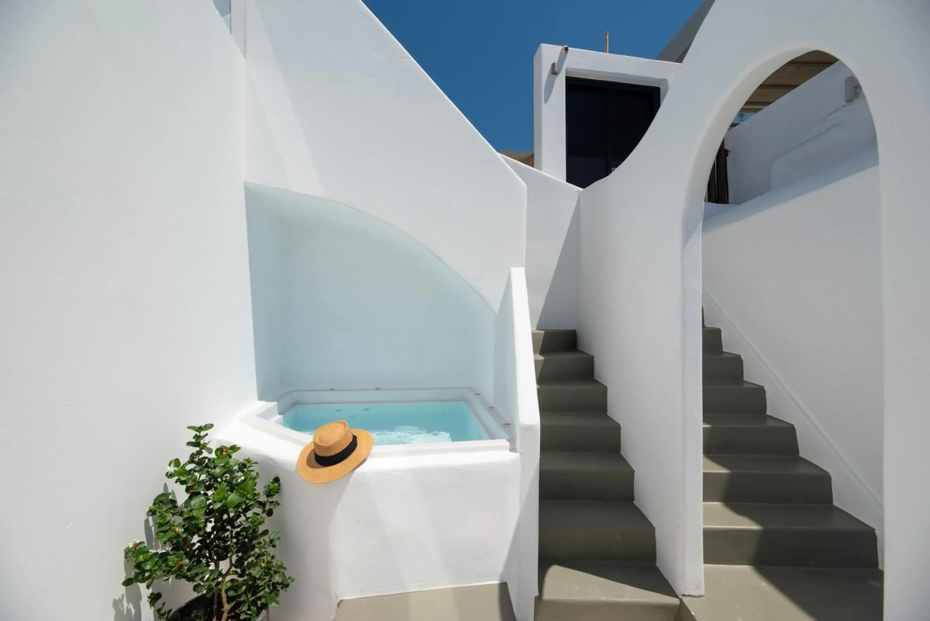 Hot Tub in Daydream Luxury Suites