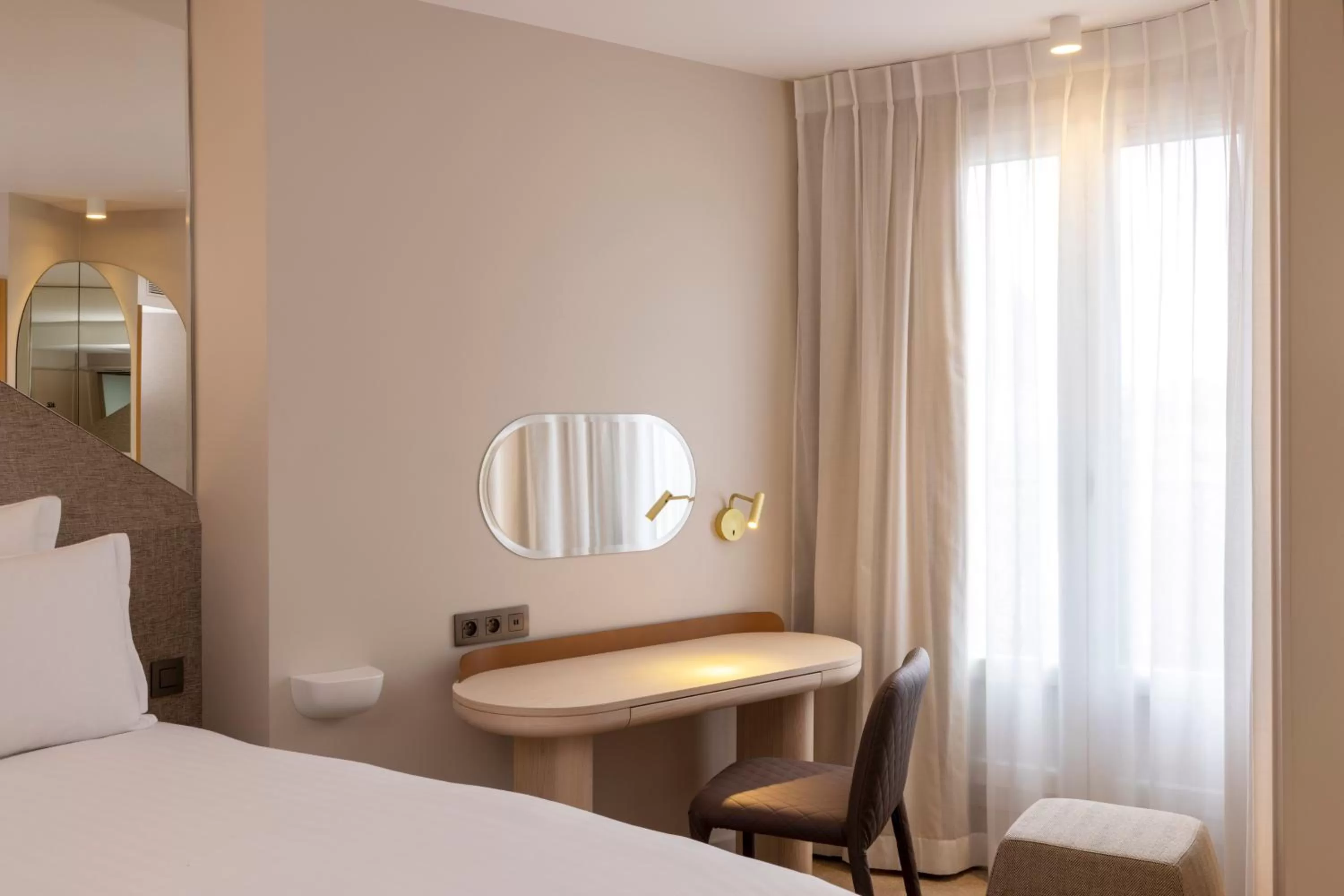 Bedroom, Bed in Hôtel Beige