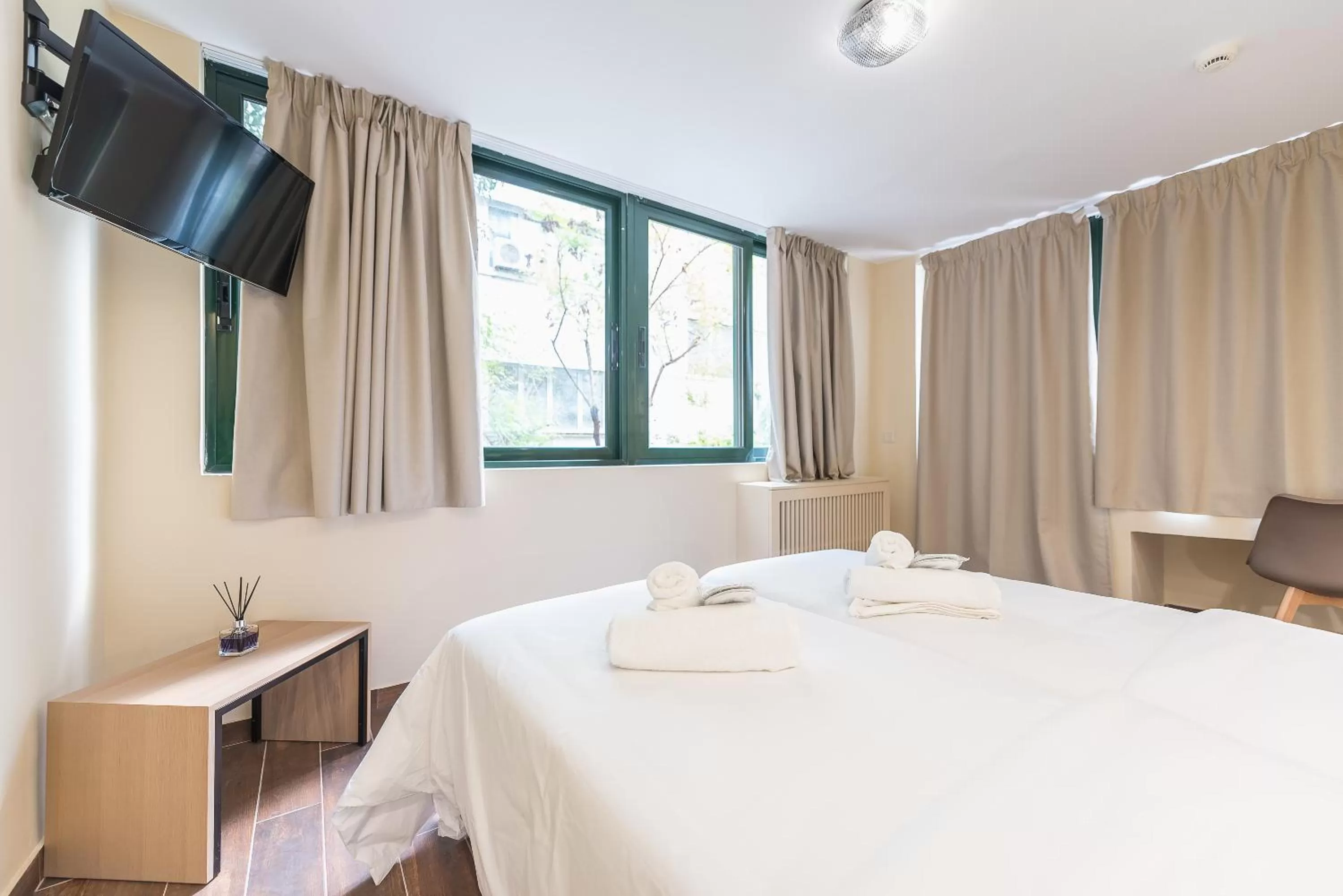 Photo of the whole room, Bed in Athens Lights