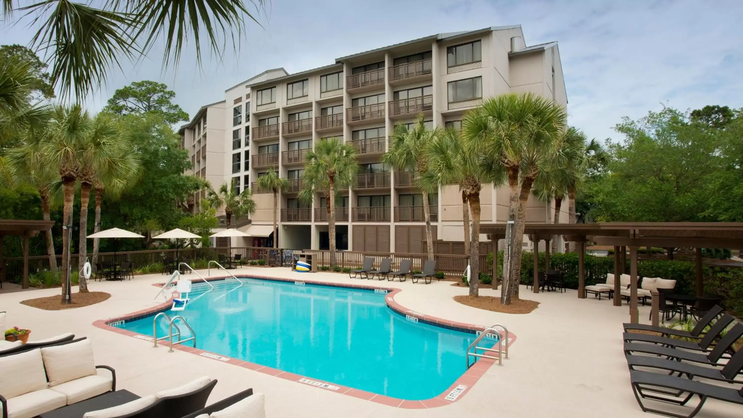 Swimming pool, Property Building in Holiday Inn Express Hilton Head Island, an IHG Hotel