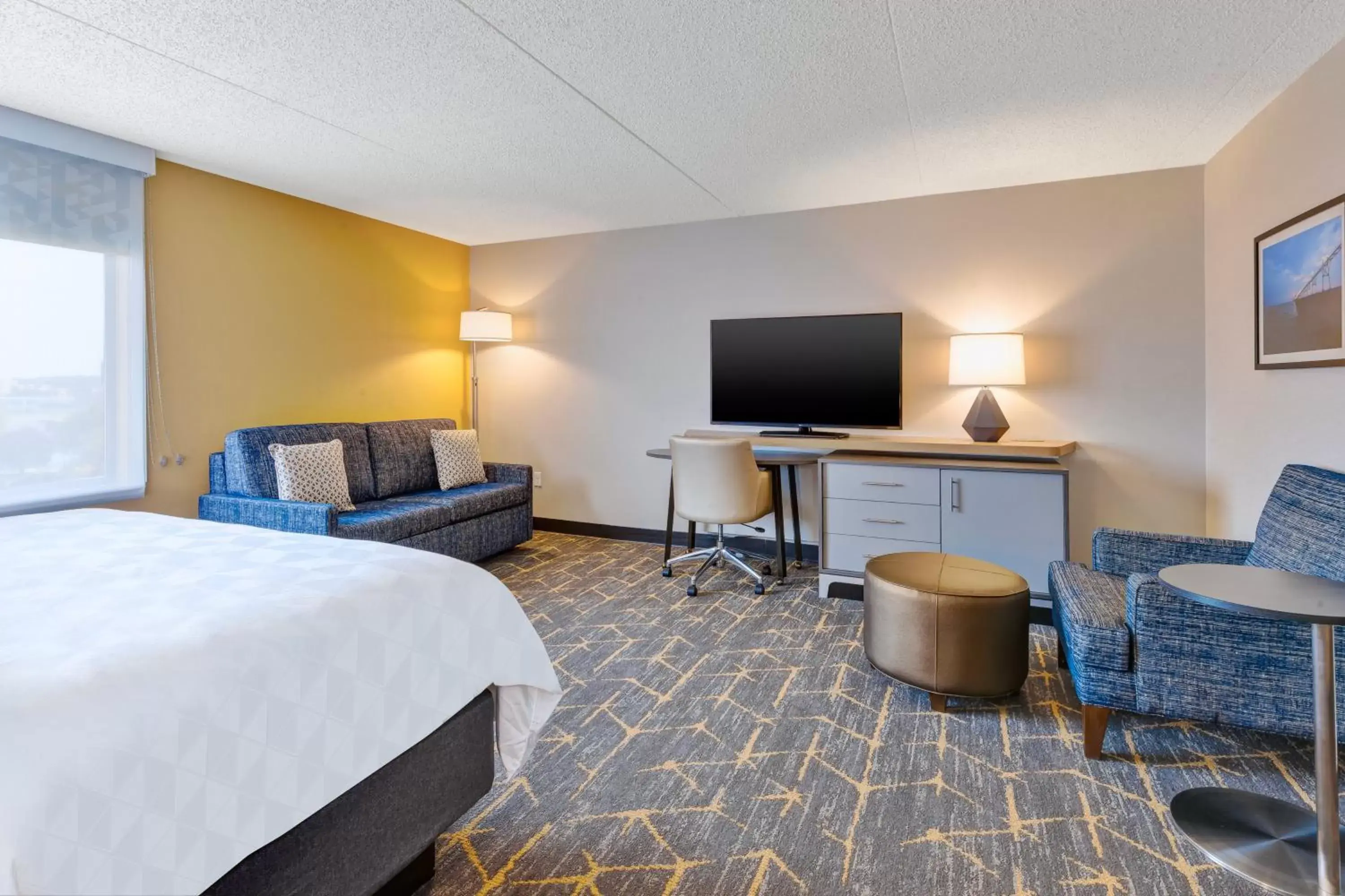 Photo of the whole room, TV/Entertainment Center in Holiday Inn Grand Rapids Downtown, an IHG Hotel