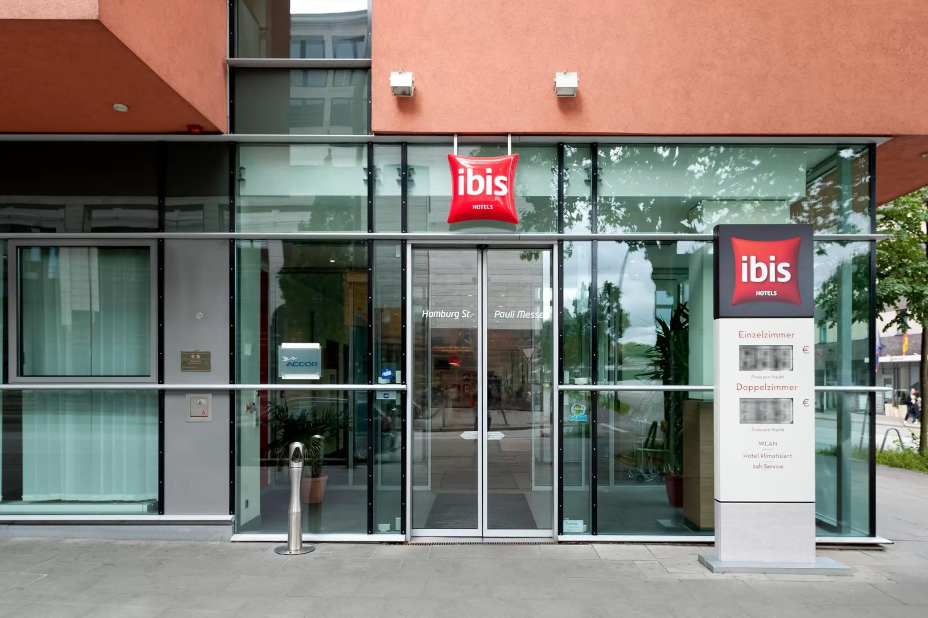 Facade/entrance in ibis Hotel Hamburg St. Pauli Messe