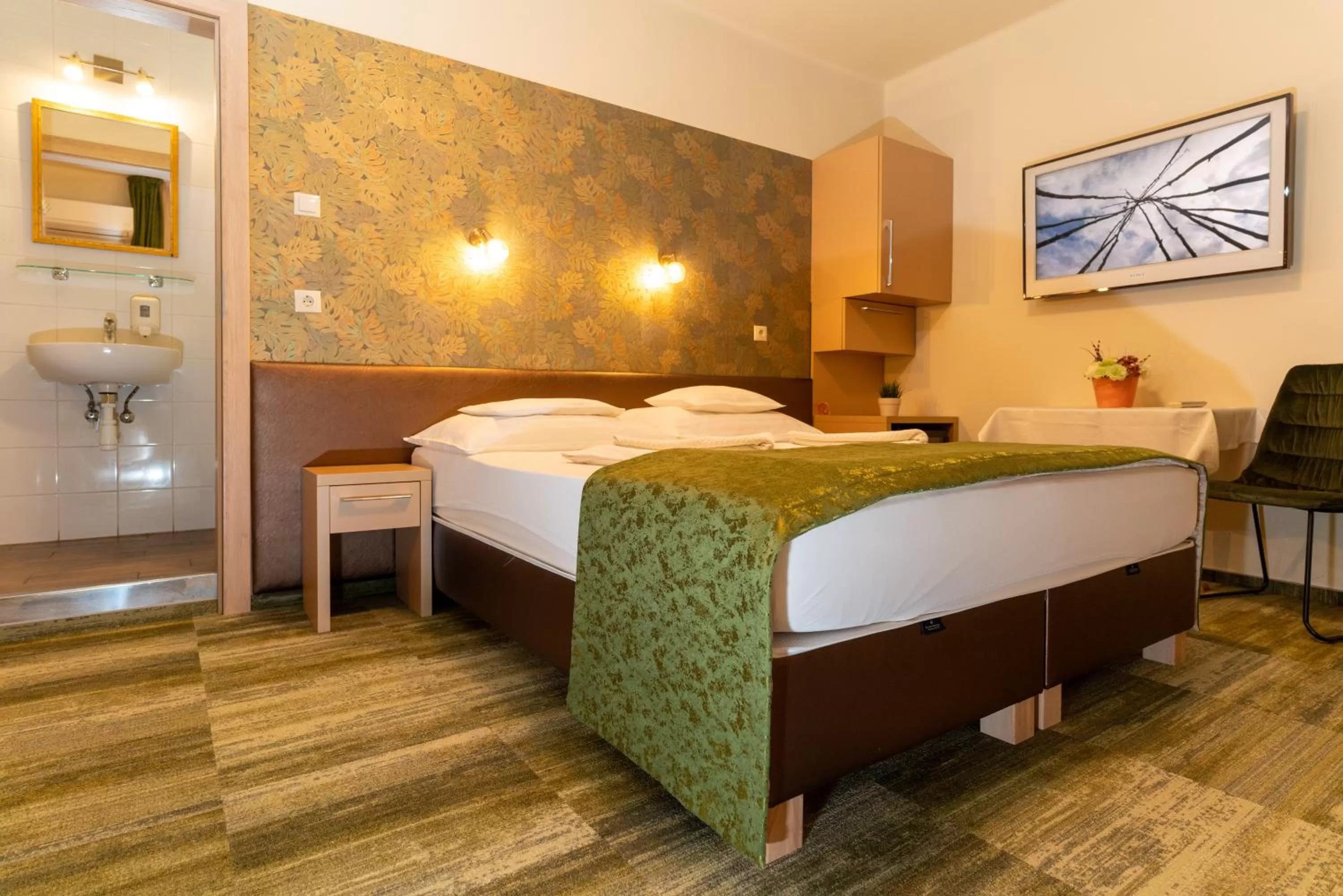 Photo of the whole room, Bed in Teátrum Boutique Hotel