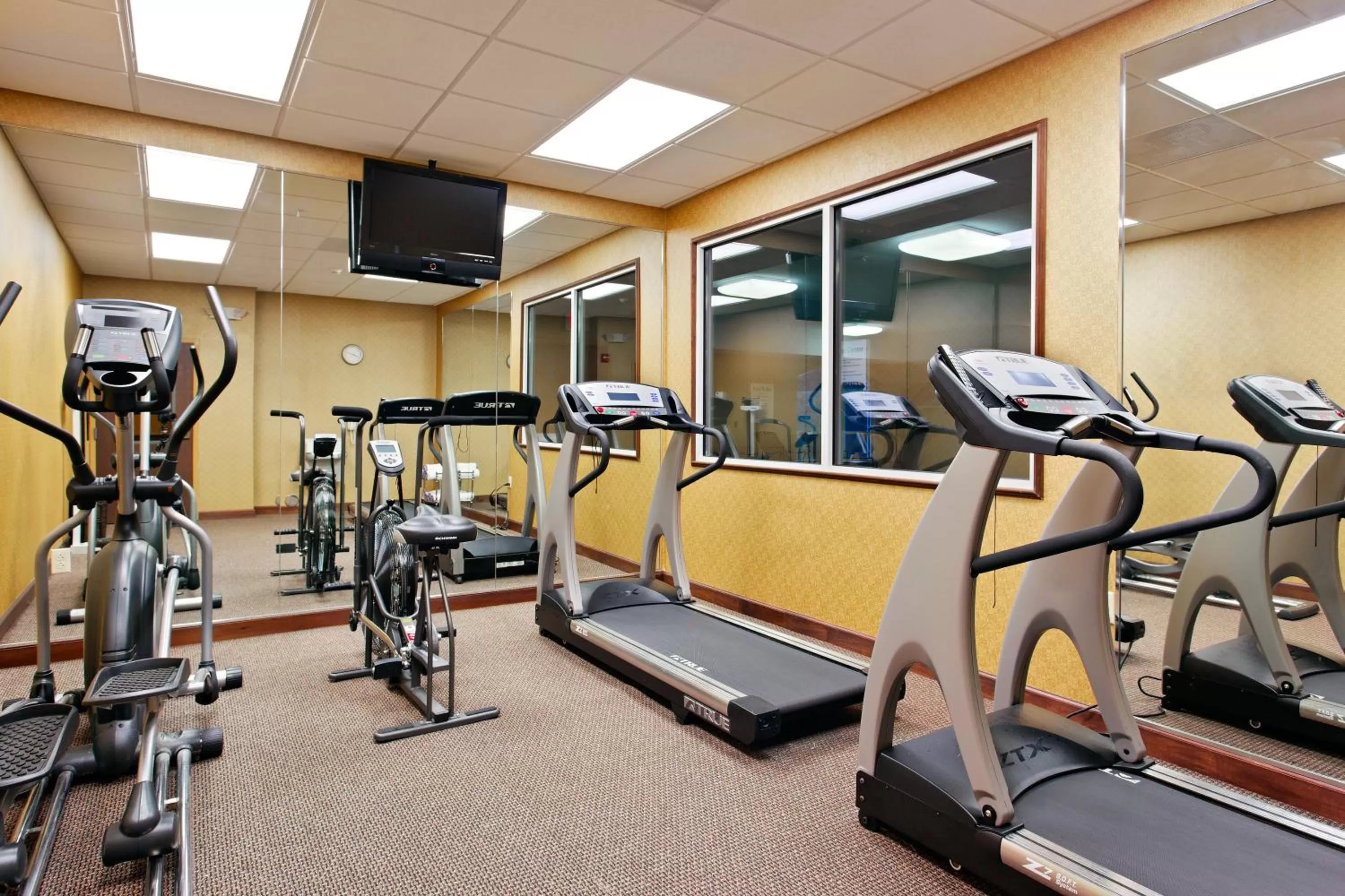 Fitness centre/facilities in Holiday Inn Express & Suites Malvern, an IHG Hotel