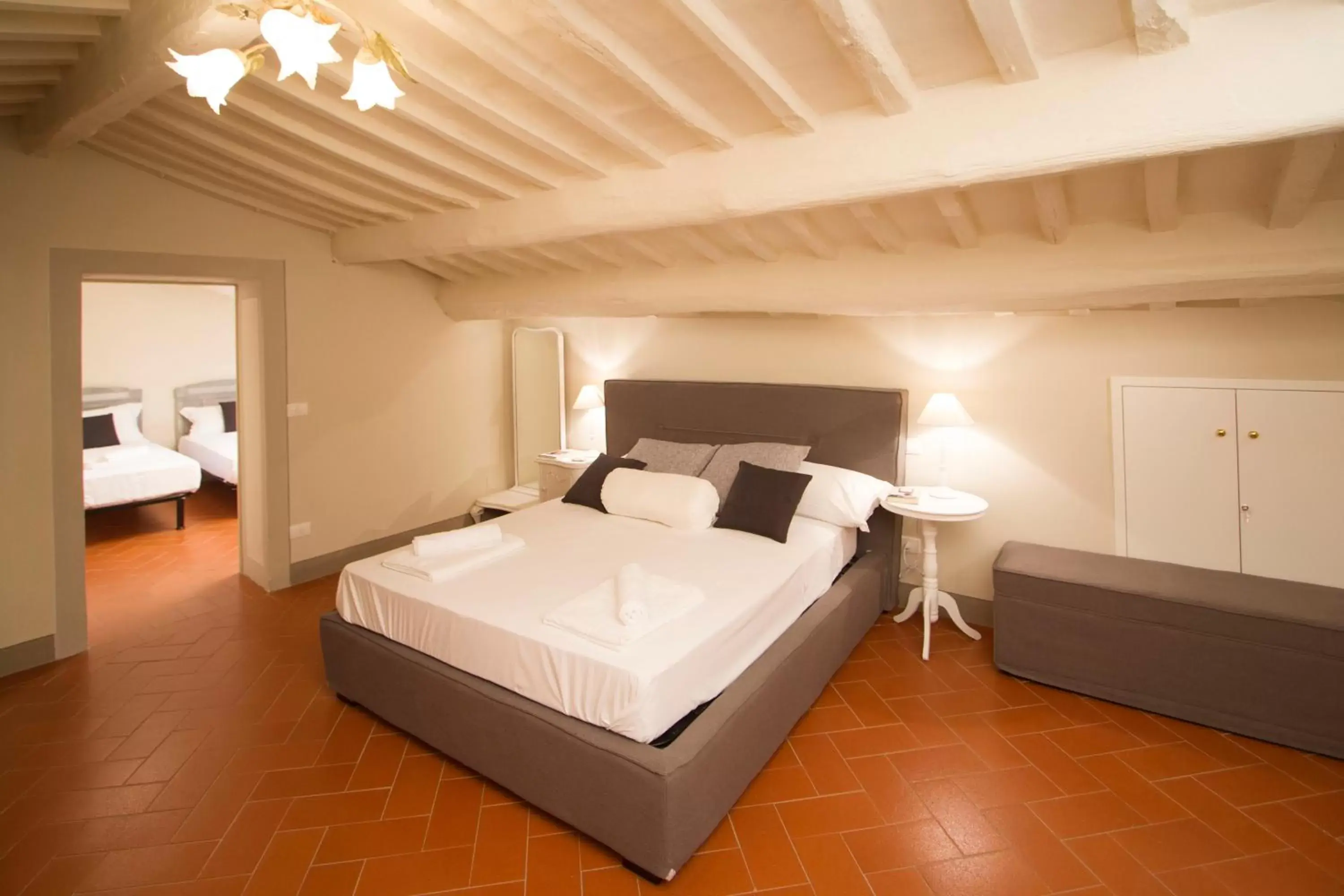 Bedroom, Bed in Cortona Suite