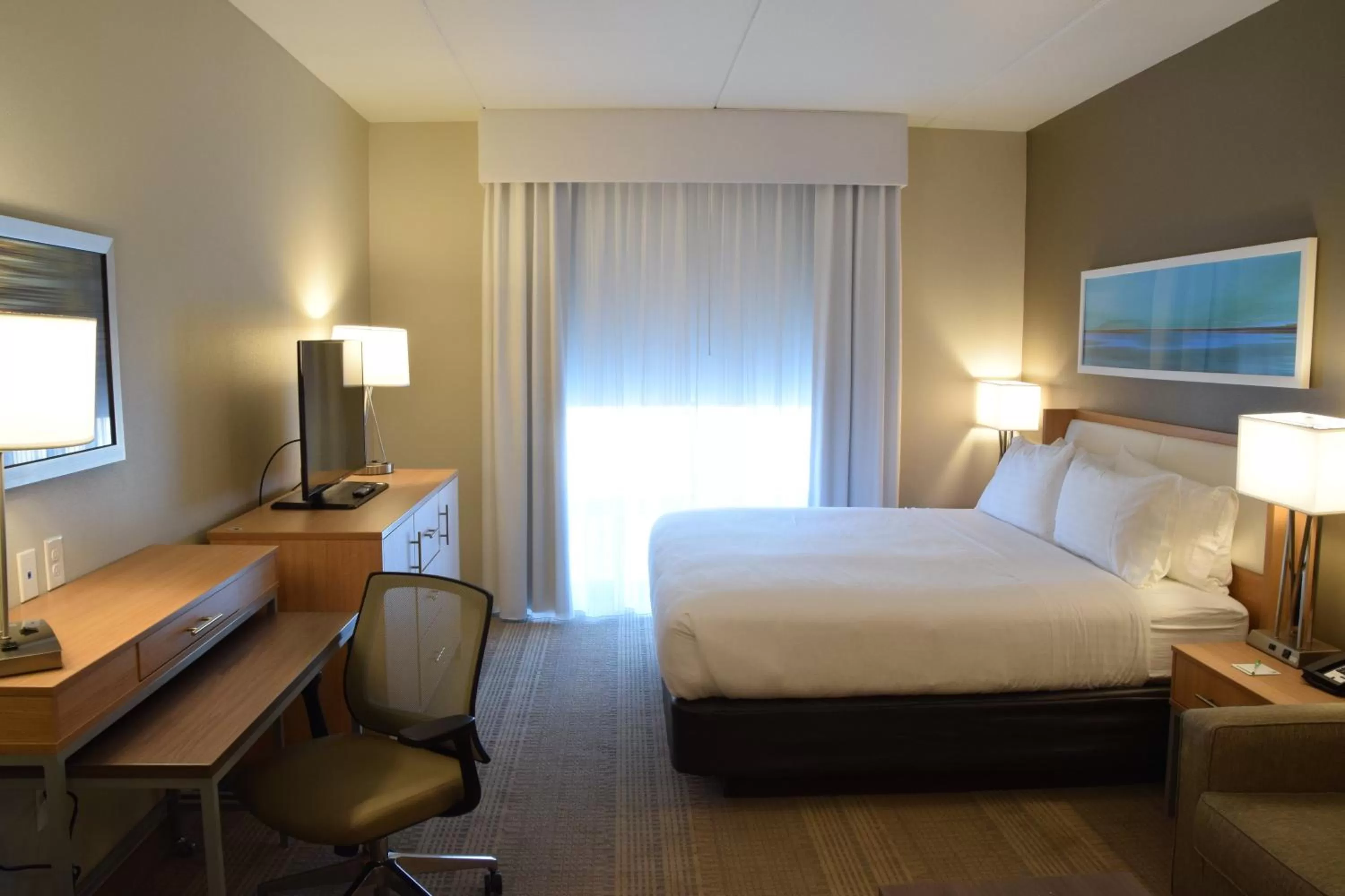 Photo of the whole room, Bed in Holiday Inn Cincinnati North West Chester by IHG