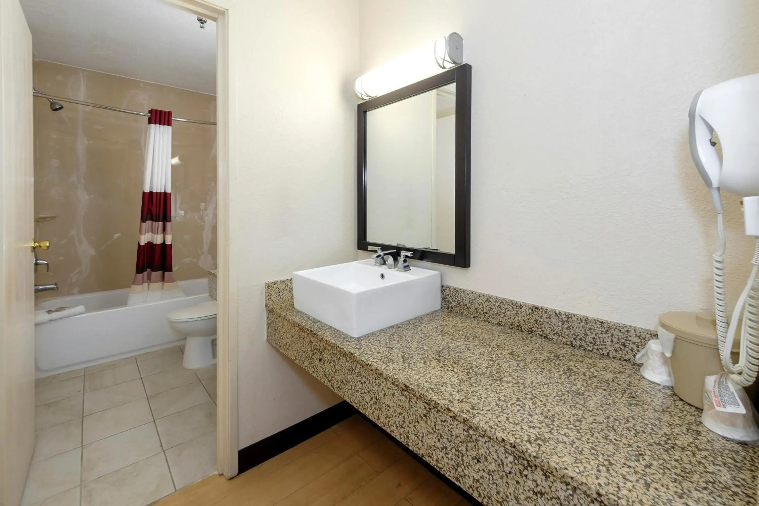 Bathroom in Red Roof Inn Jacksonville - Cruise Port