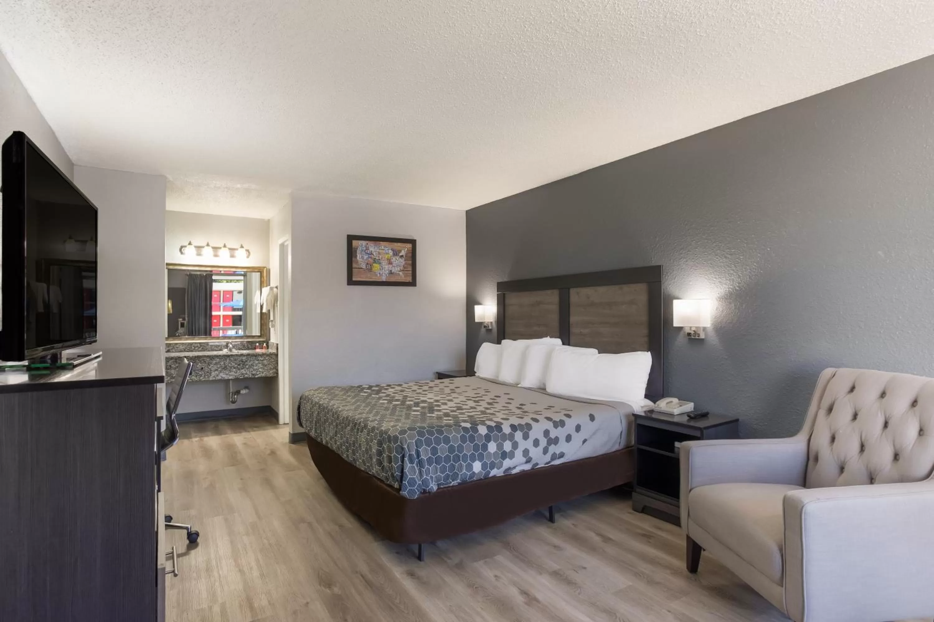 Bed in Econo Lodge Cave City