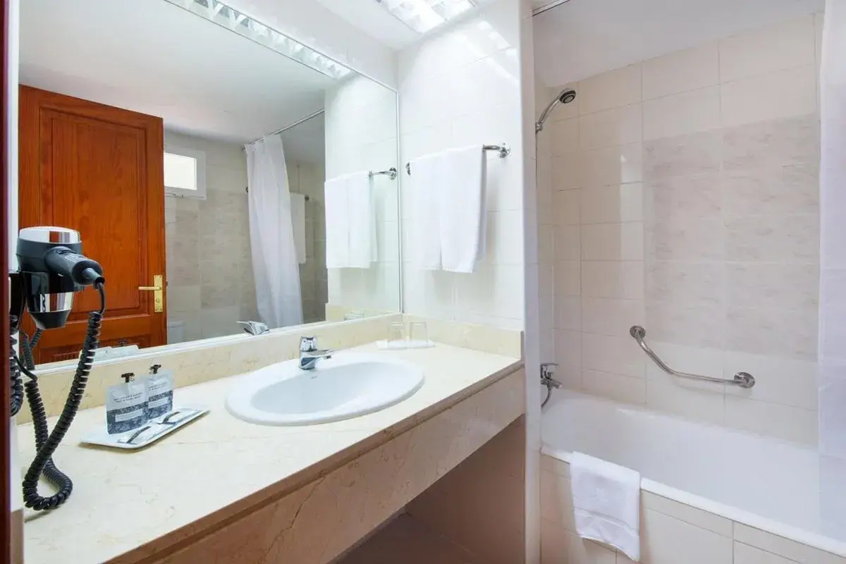Bathroom in Hotel Cala Romantica Mallorca