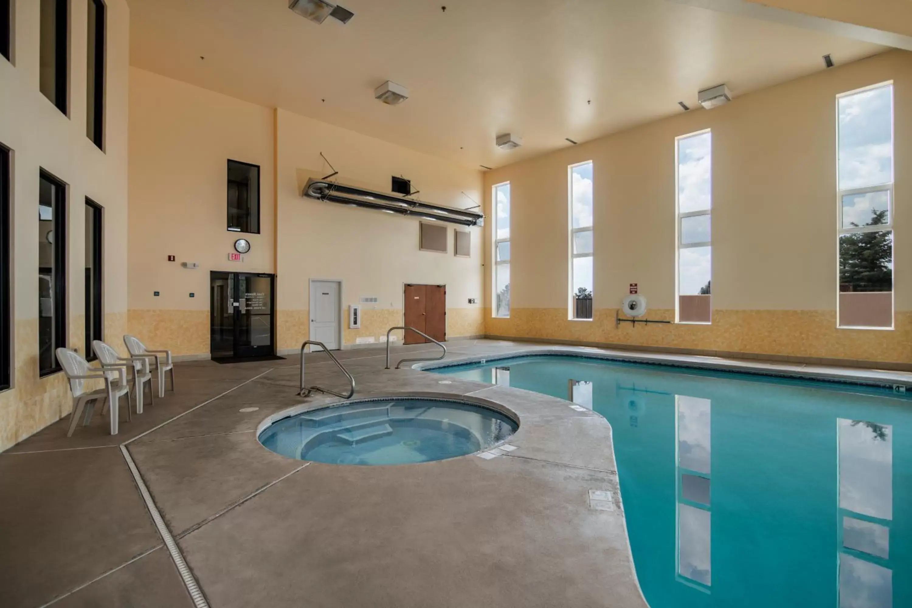 Hot Tub, Swimming Pool in Hillside Inn Pagosa
