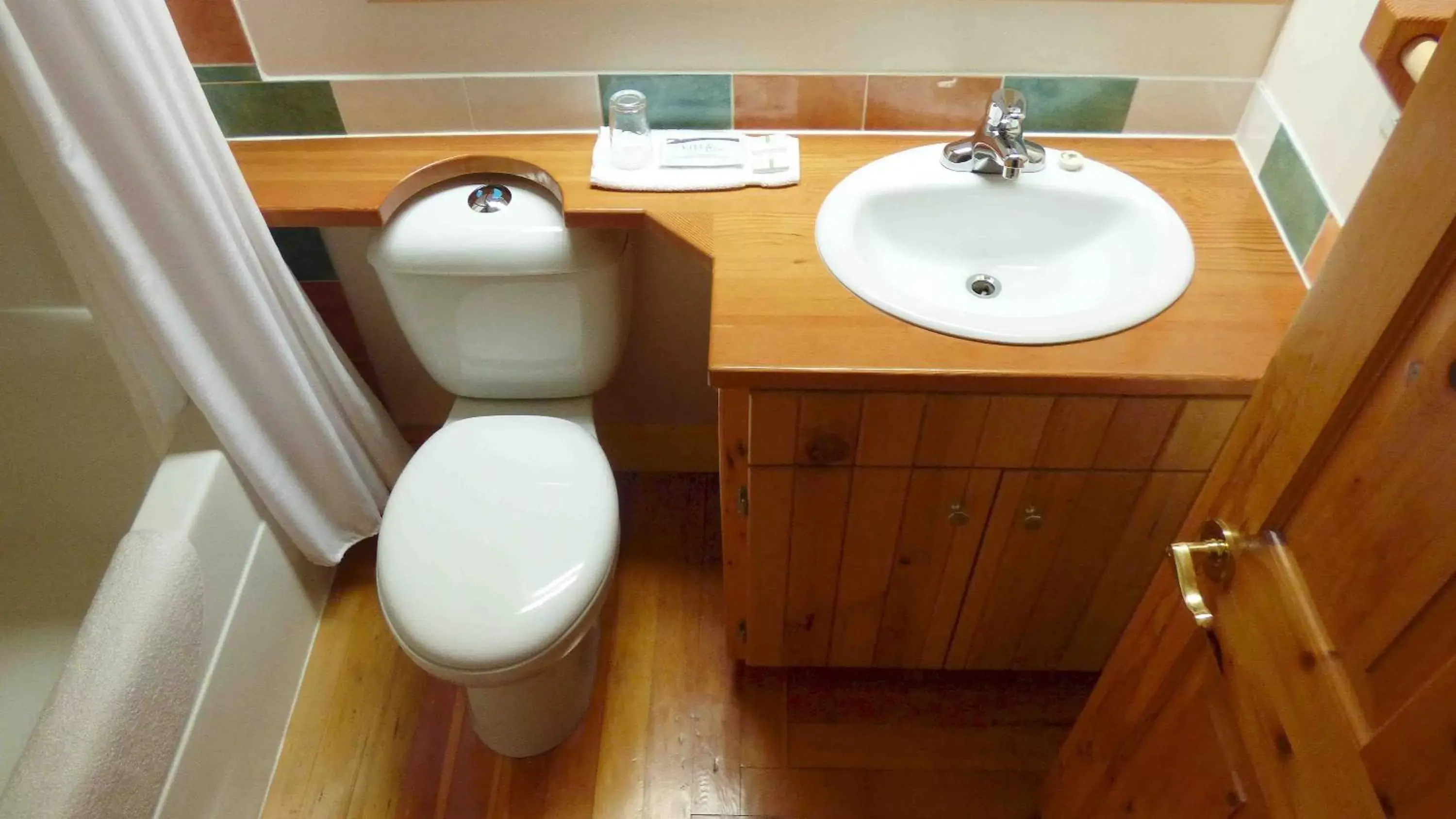 Queen Room 103 in Seine Boat Inn Queen Room 103 in Seine Boat Inn