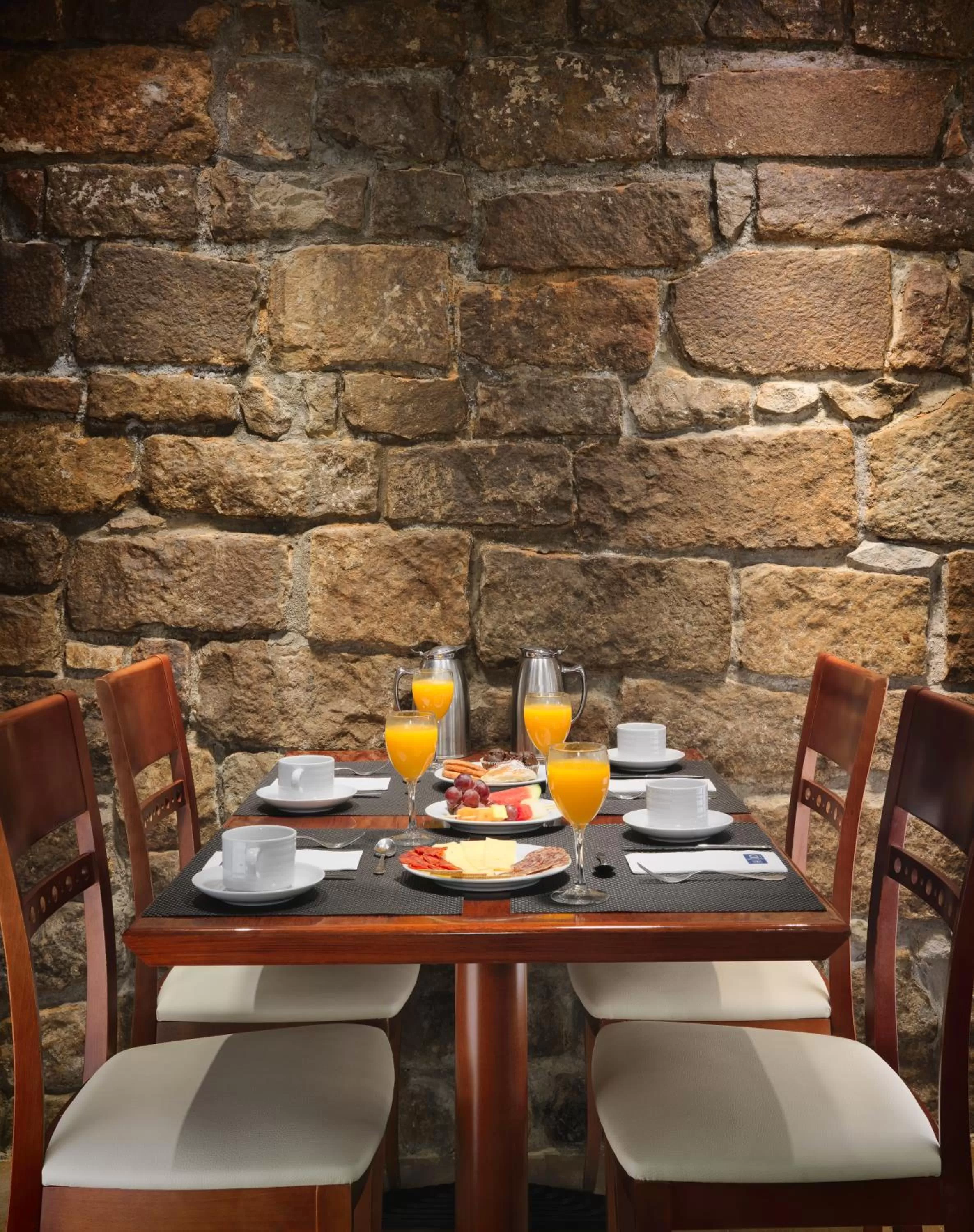 Food and drinks in H10 Raco del Pi