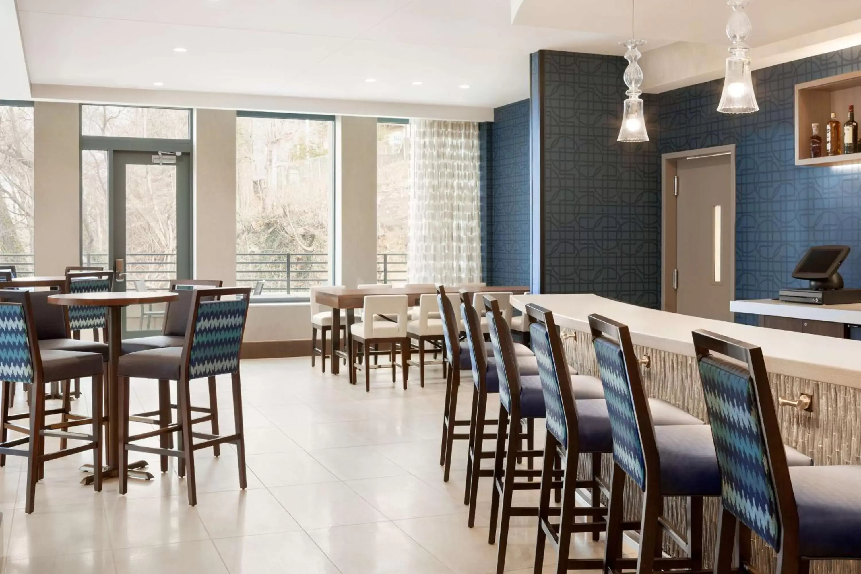 Lounge or bar, Restaurant/Places to Eat in Homewood Suites By Hilton Arlington Rosslyn Key Bridge