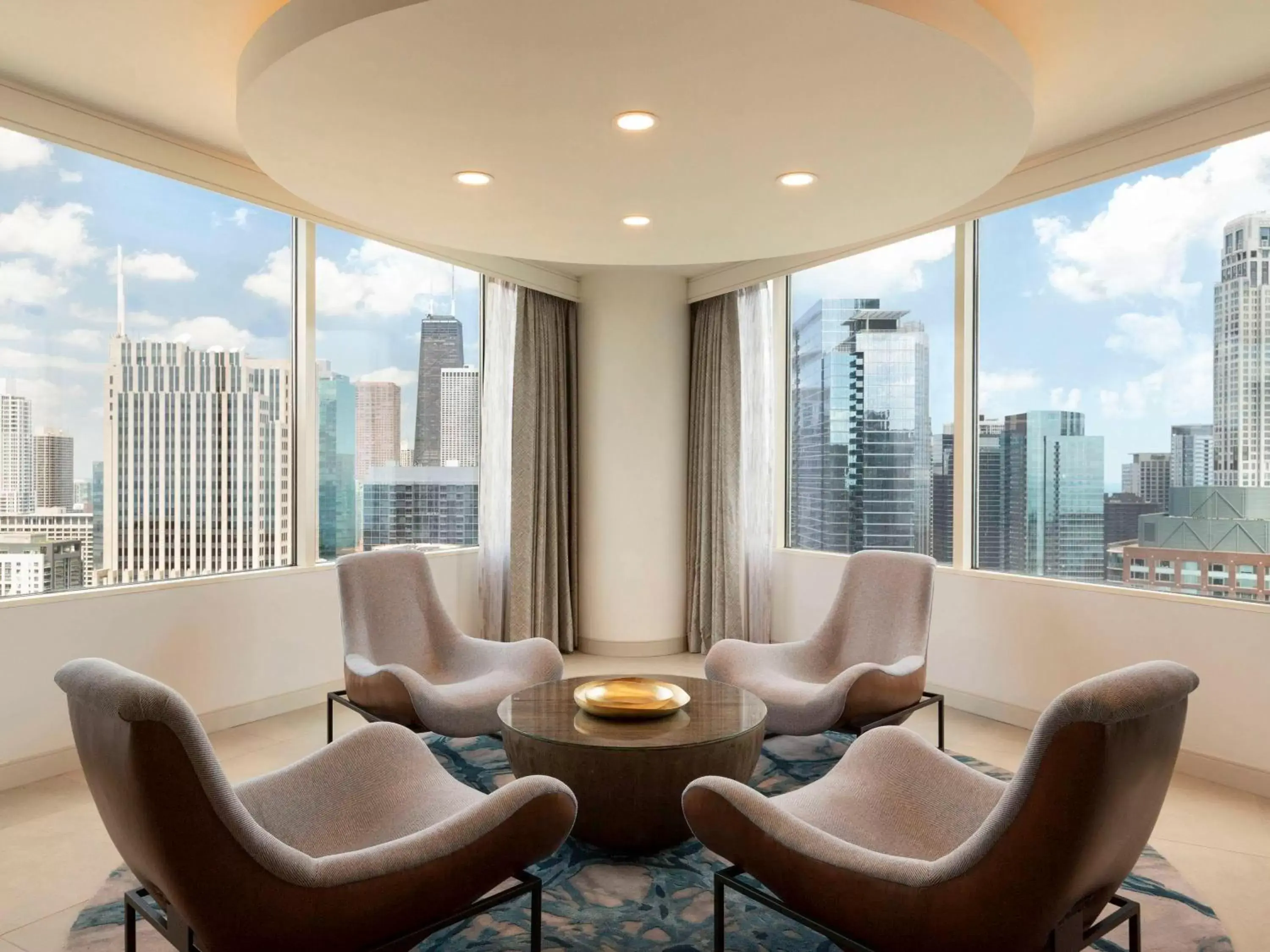 Bedroom, Seating Area in Swissotel Chicago