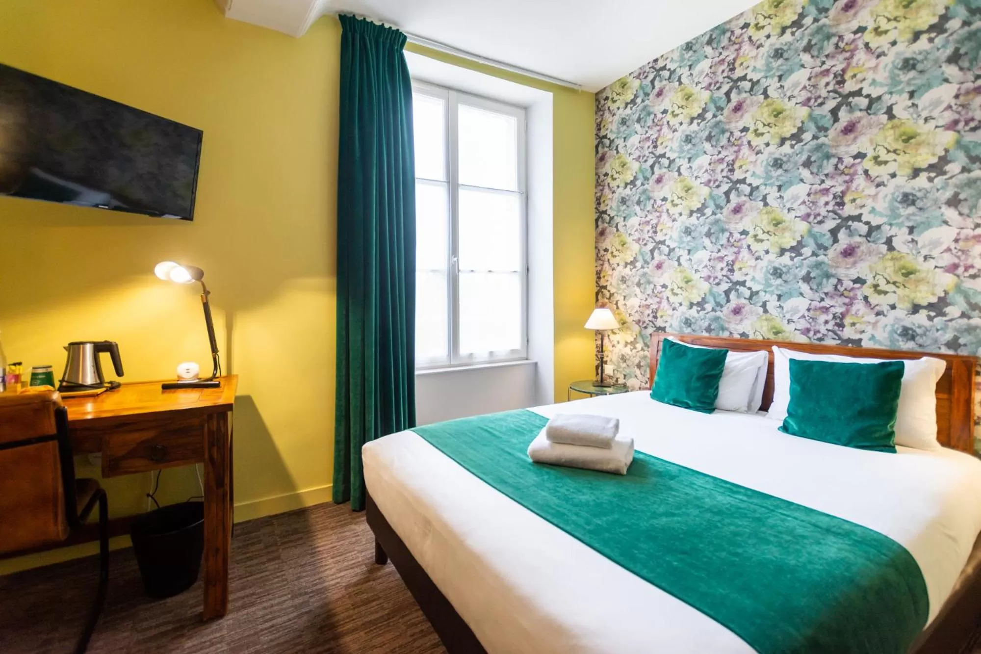 Bed in Logis Hôtel Le Vert Galant