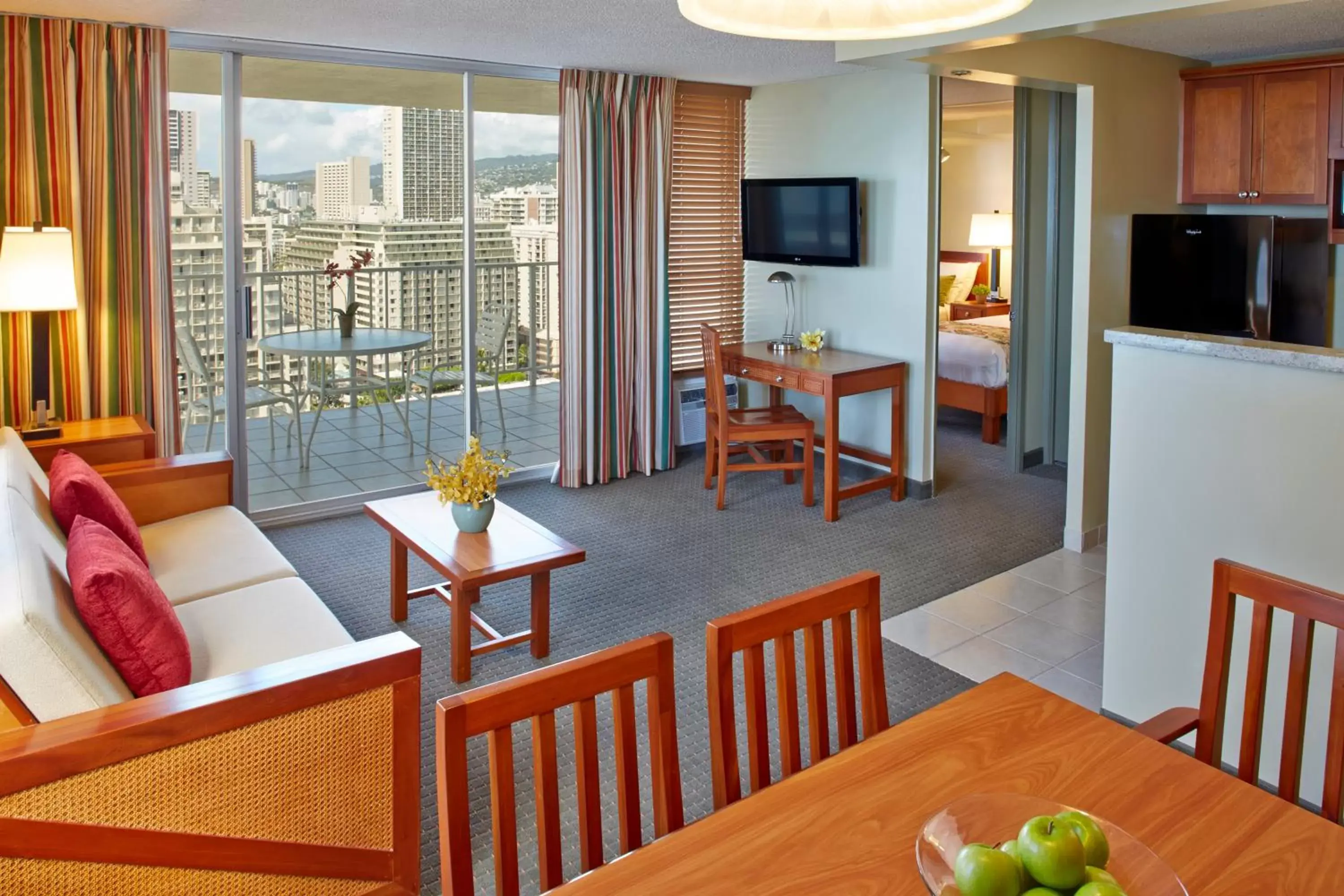 Kitchen or kitchenette, Seating Area in Pacific Monarch