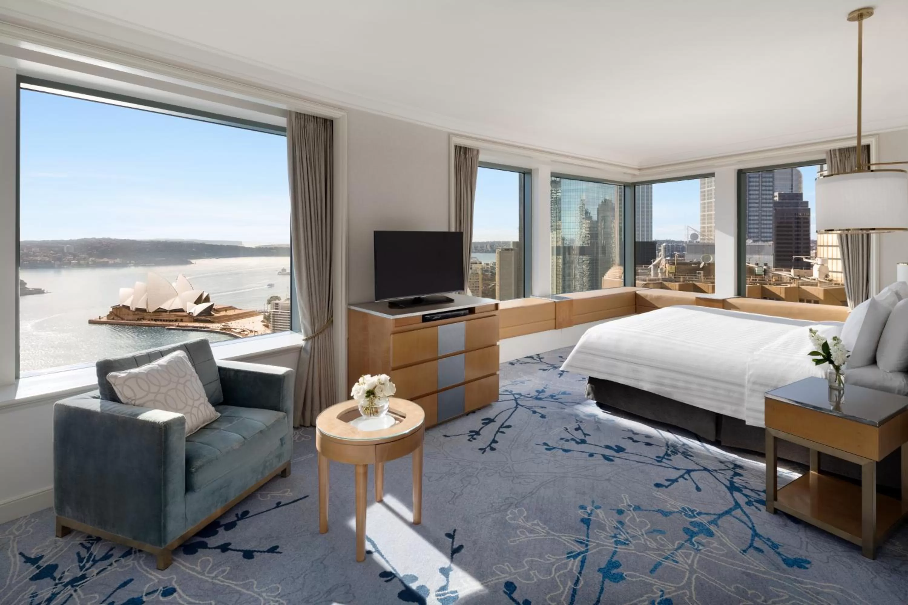 Bedroom, Bed in Shangri-La Sydney