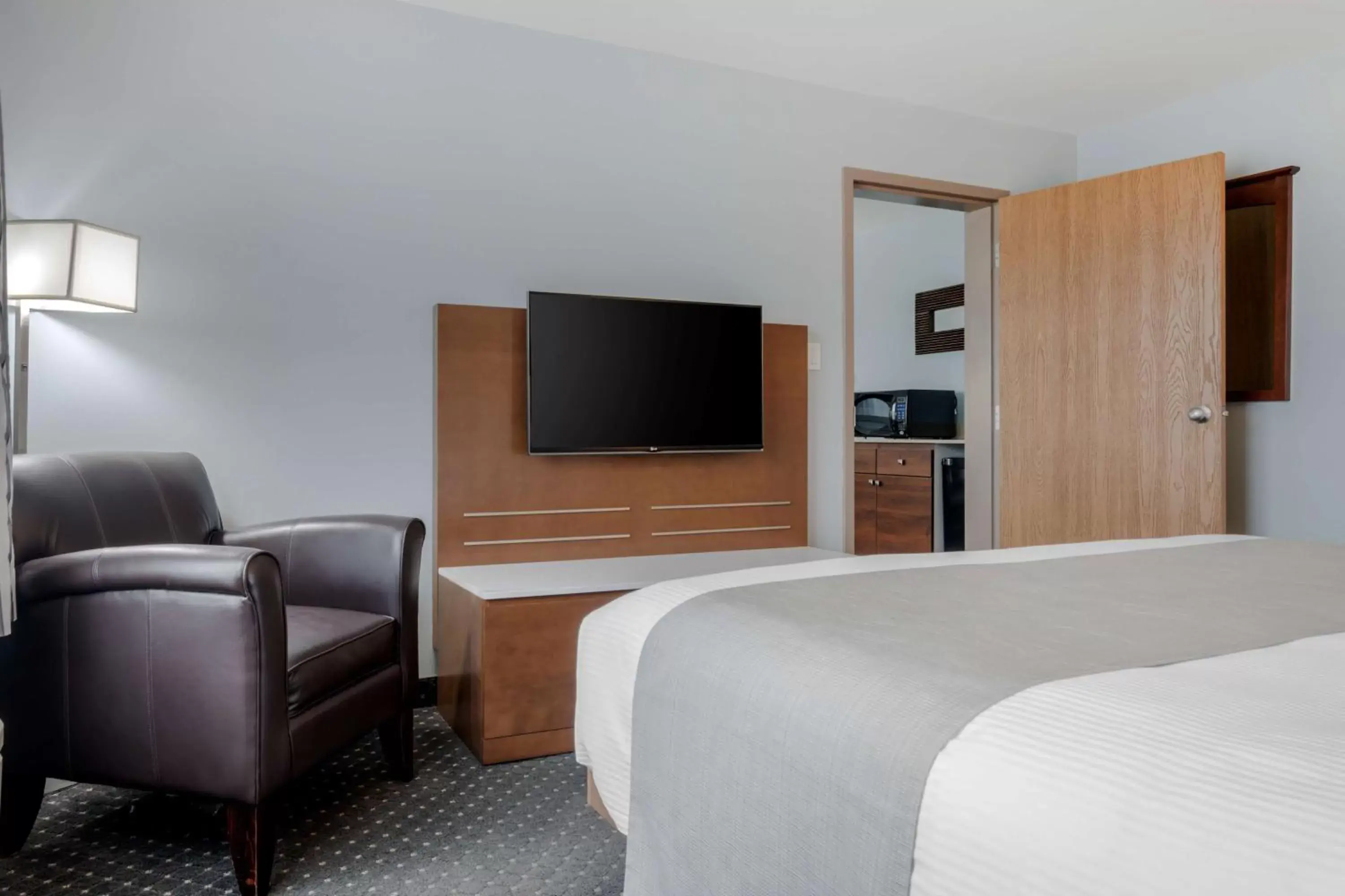 Bedroom, TV/Entertainment Center in Best Western Plus Woodstock Hotel Conference Centre