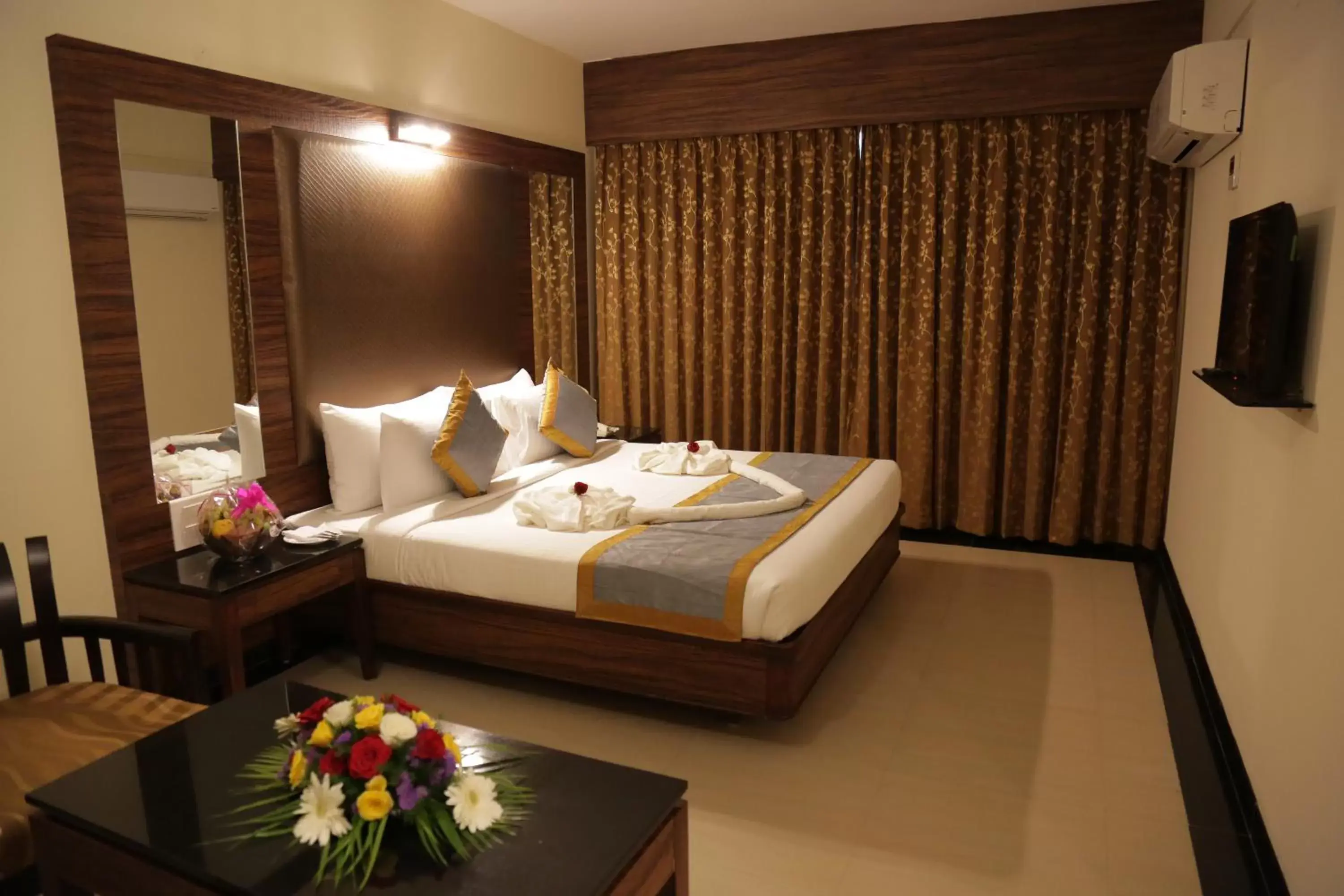Photo of the whole room, Bed in Rangalaya Royal Photo of the whole room, Bed in Rangalaya Royal