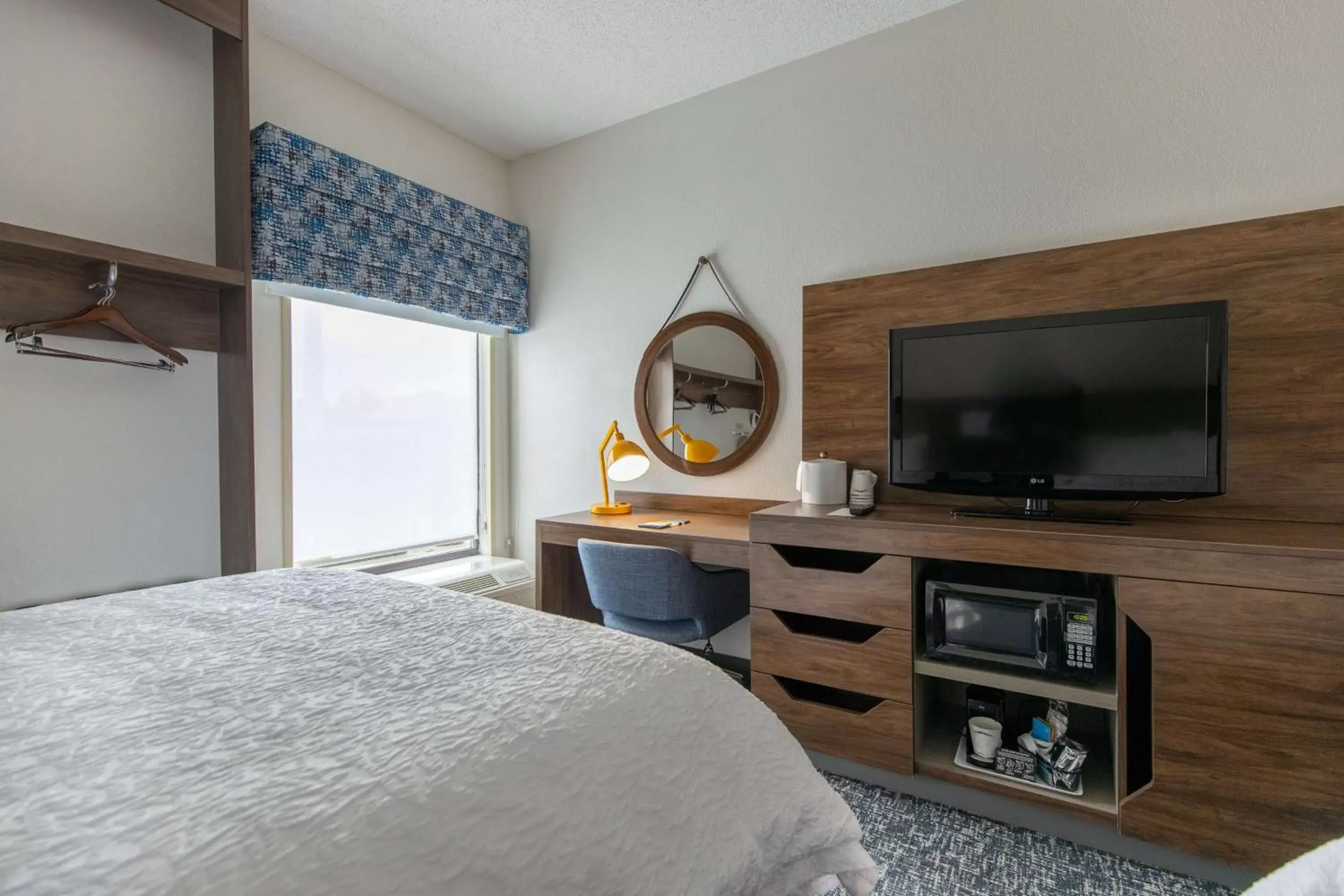 Bedroom, TV/Entertainment Center in Hampton Inn by Hilton of Kuttawa Eddyville