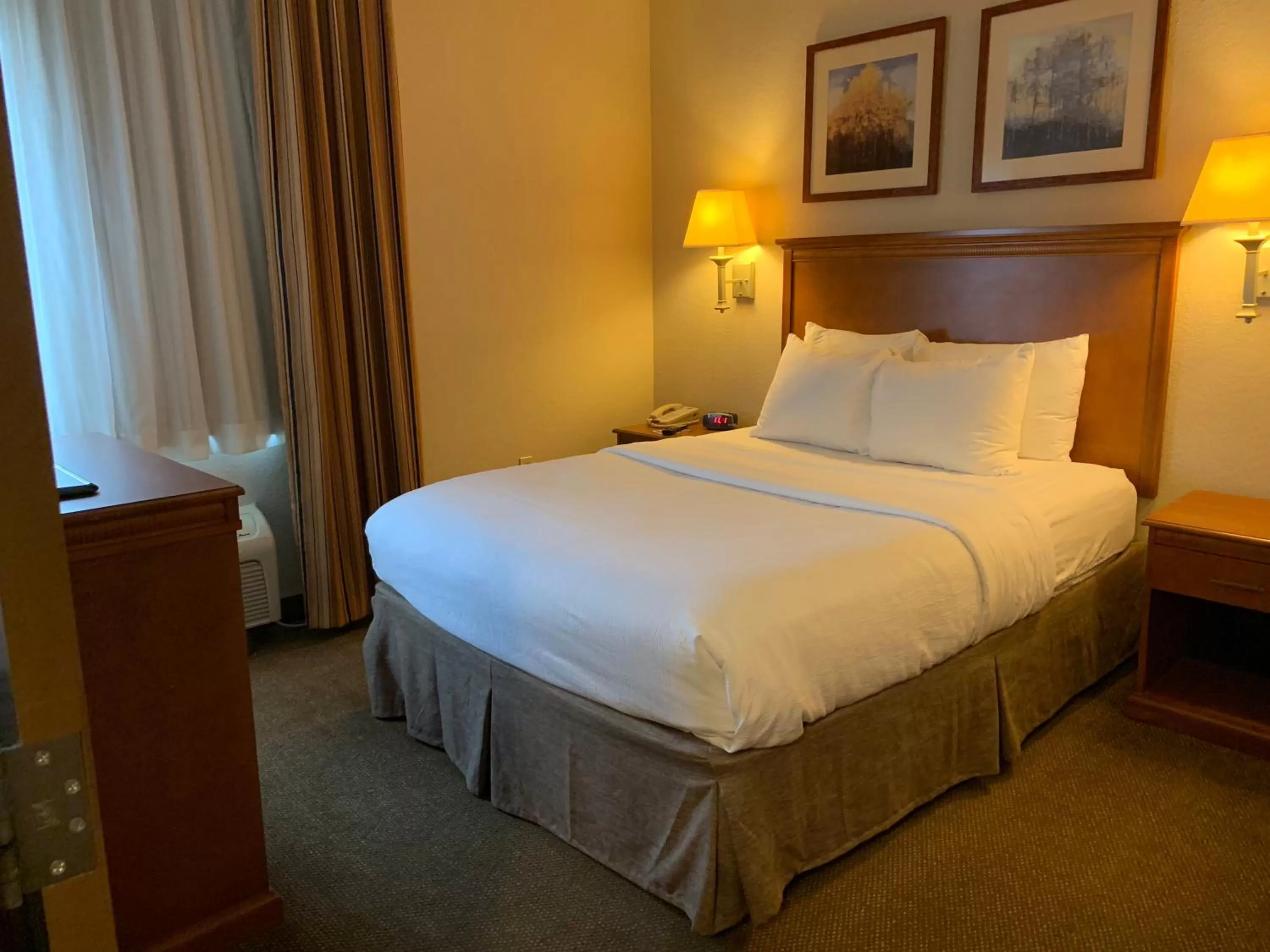 Photo of the whole room, Bed in Candlewood Suites Jonesboro by IHG