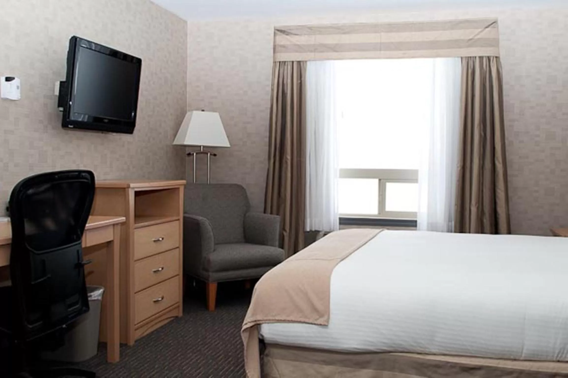 Bed in Paradise Inn and Suites