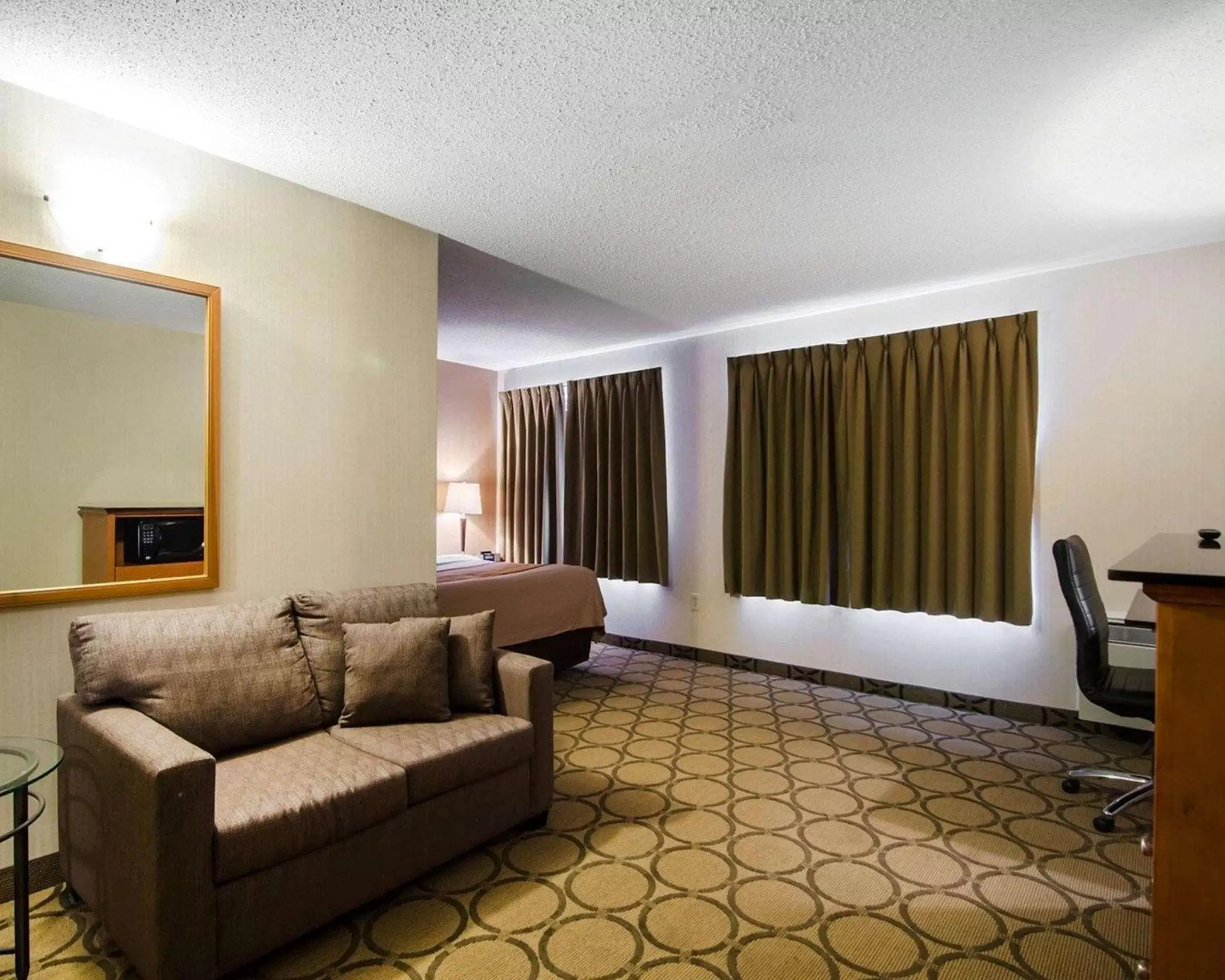 Photo of the whole room, Seating Area in Comfort Inn Saskatoon