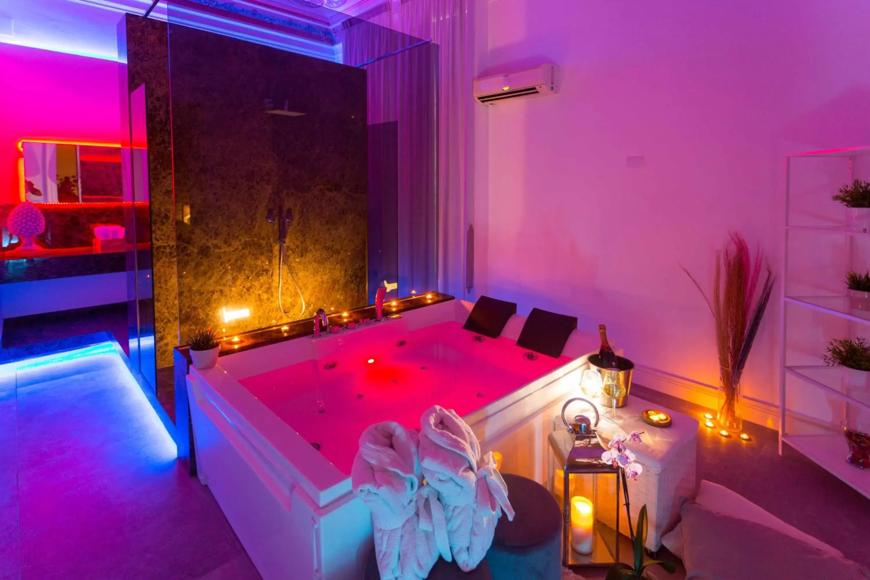 Hot Tub, Bed in Palazzo Bruca Catania Hot Tub, Bed in Palazzo Bruca Catania