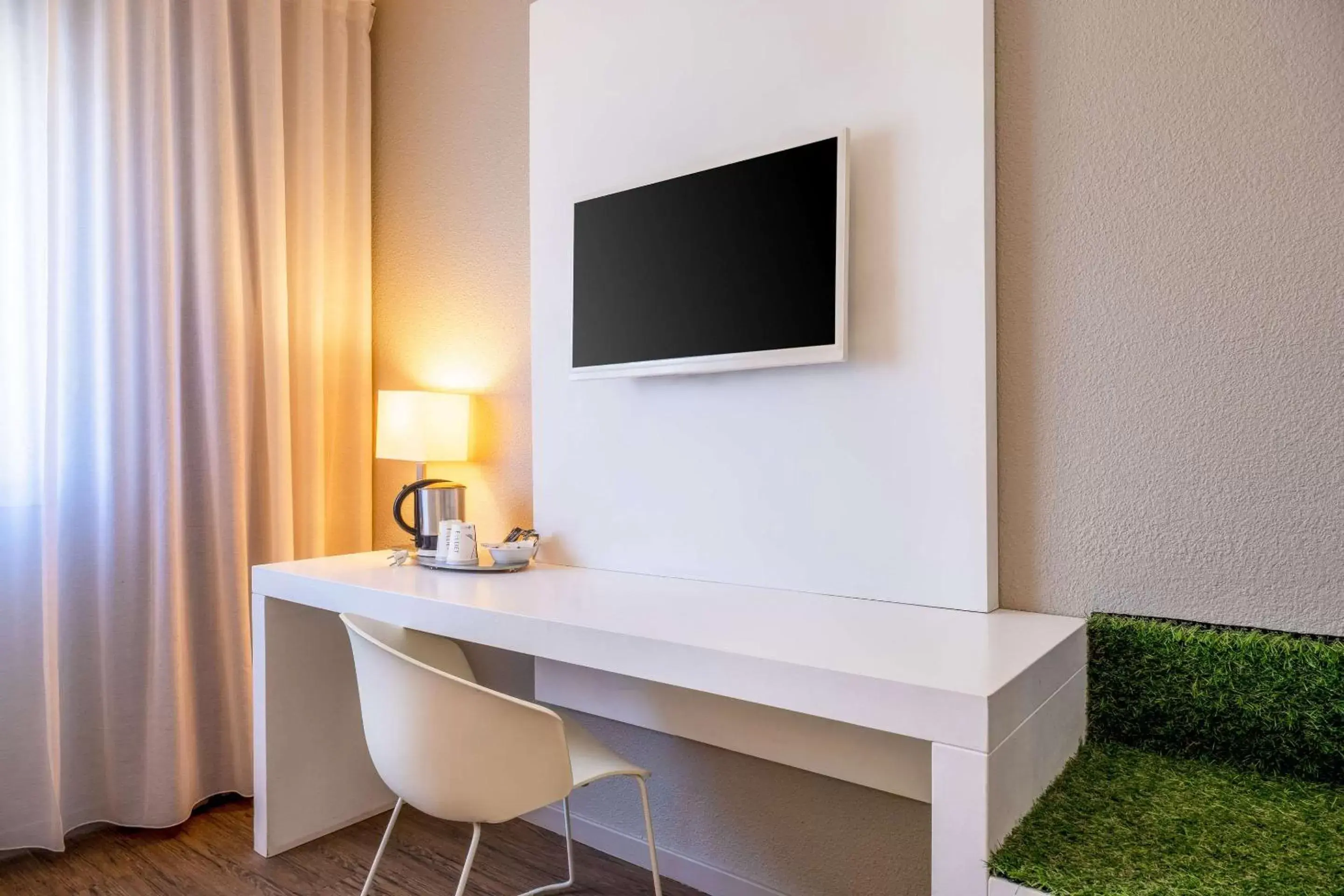 TV and multimedia, TV/Entertainment Center in Hôtel Golf Fontcaude