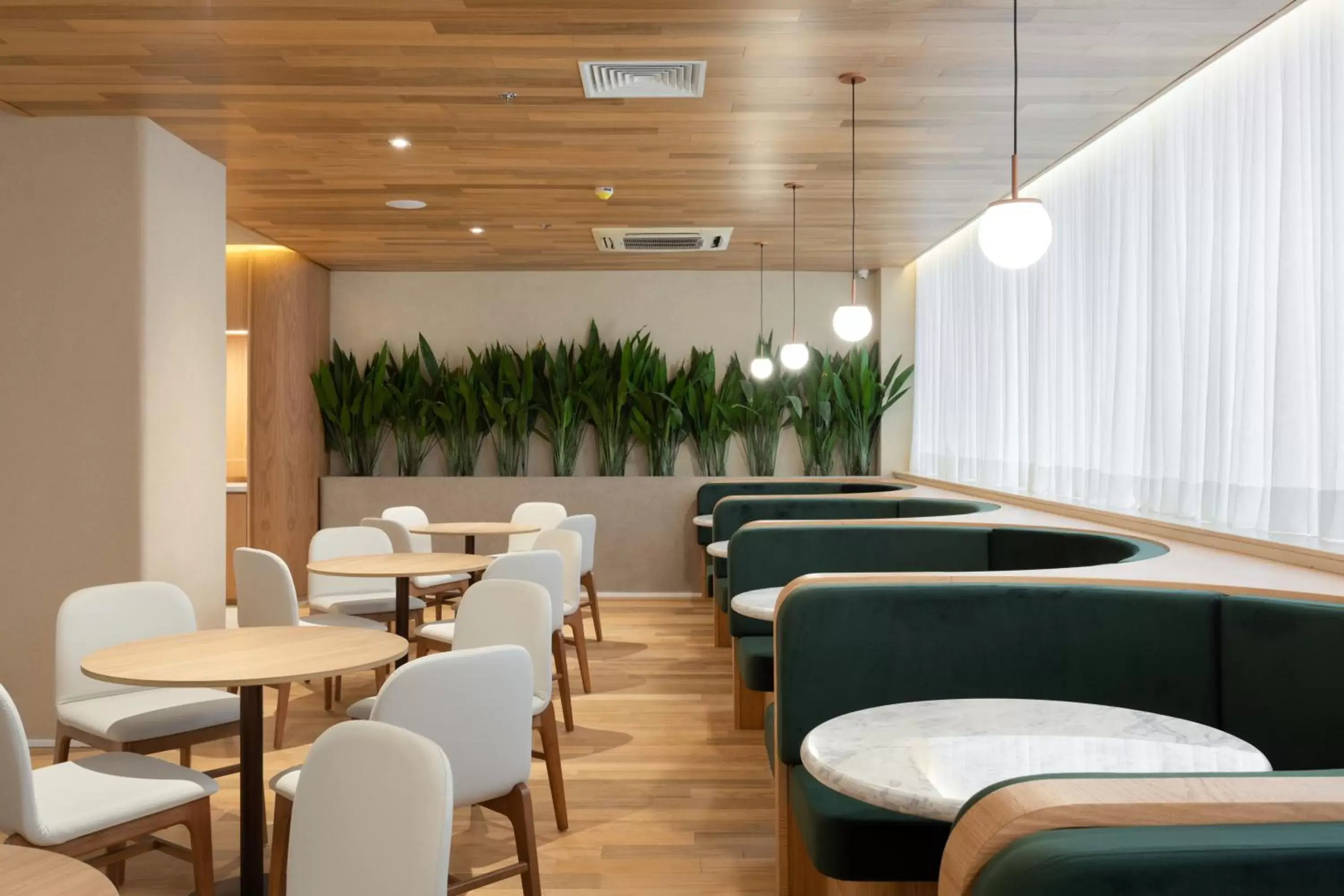 Restaurant/places to eat, Lounge/Bar in QOYA Hotel Curitiba, Curio Collection by Hilton