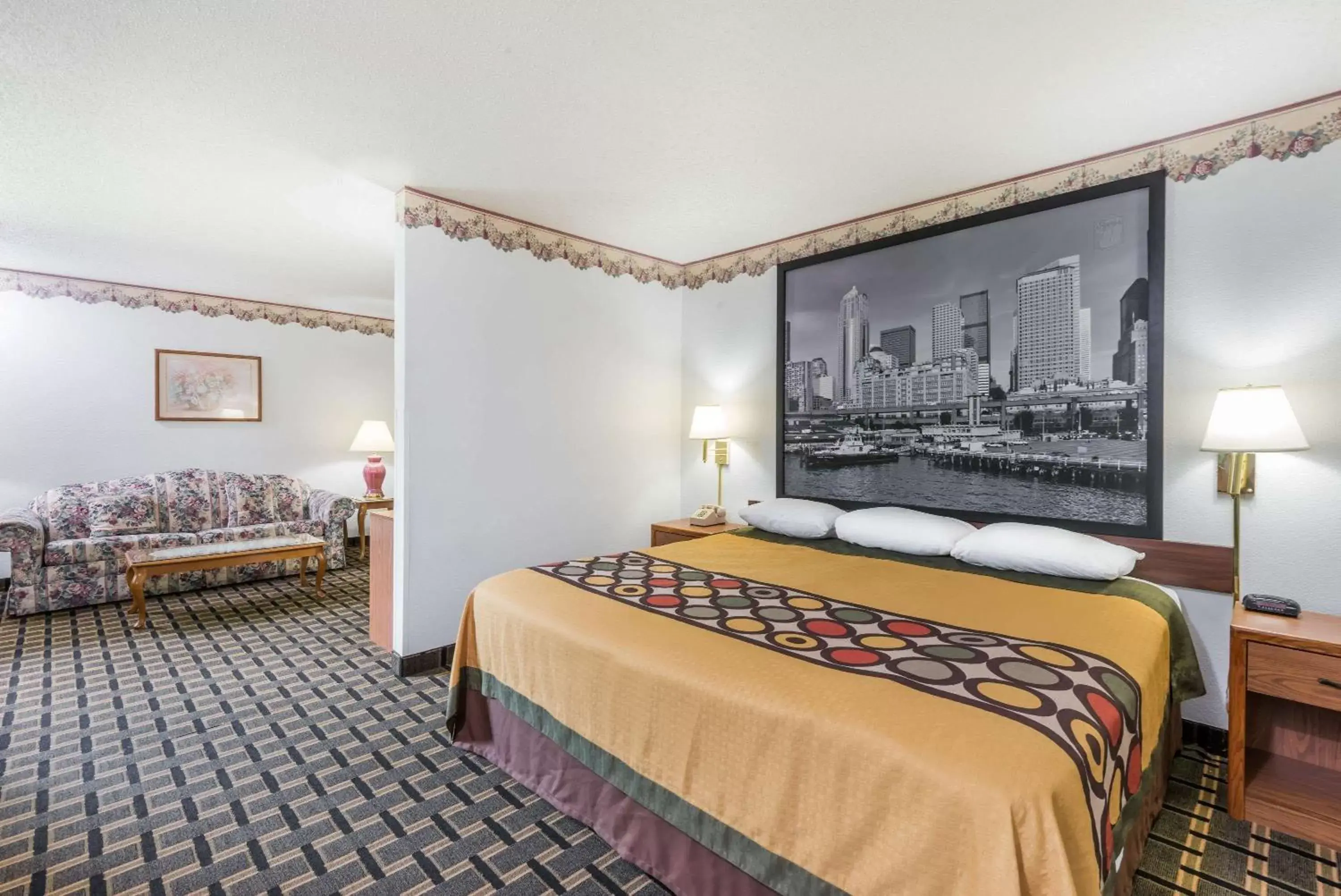 Photo of the whole room, Bed in Super 8 by Wyndham Coshocton Roscoe Village