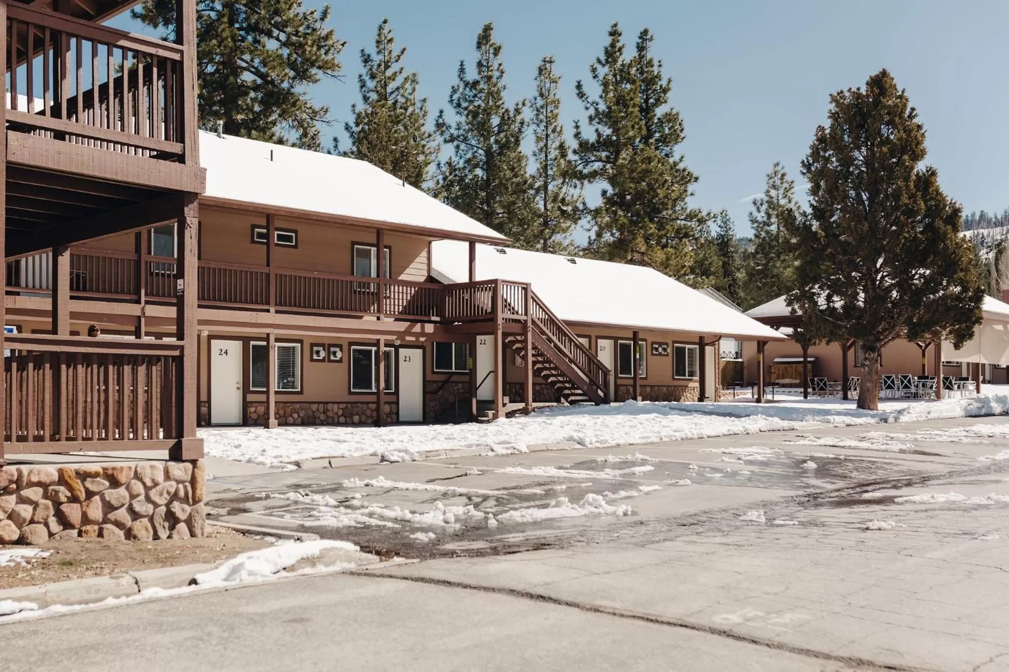 Vintage Lakeside Inn