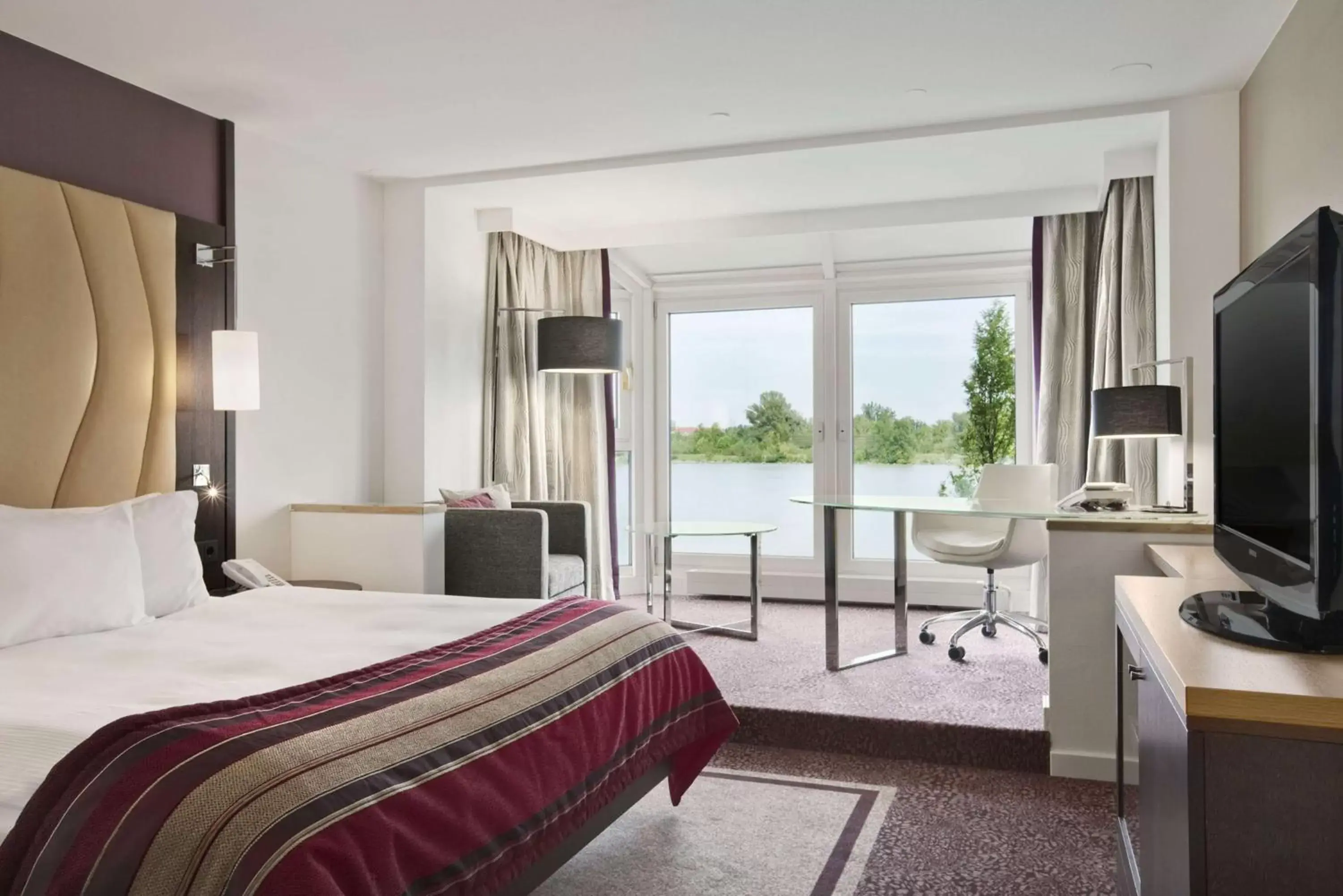 Bedroom in Hilton Vienna Danube Waterfront