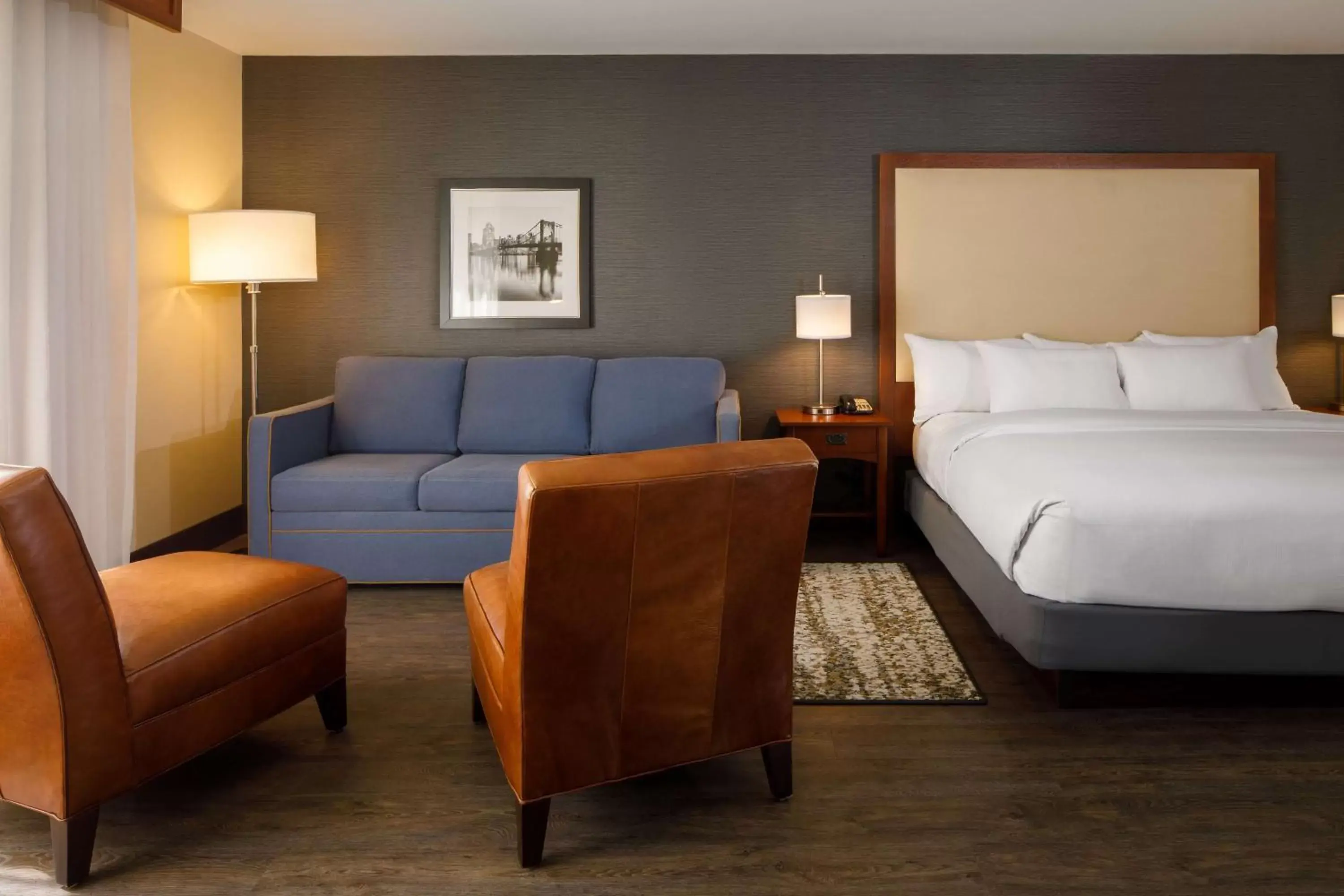 Living room, Bed in DoubleTree by Hilton Pittsburgh - Cranberry