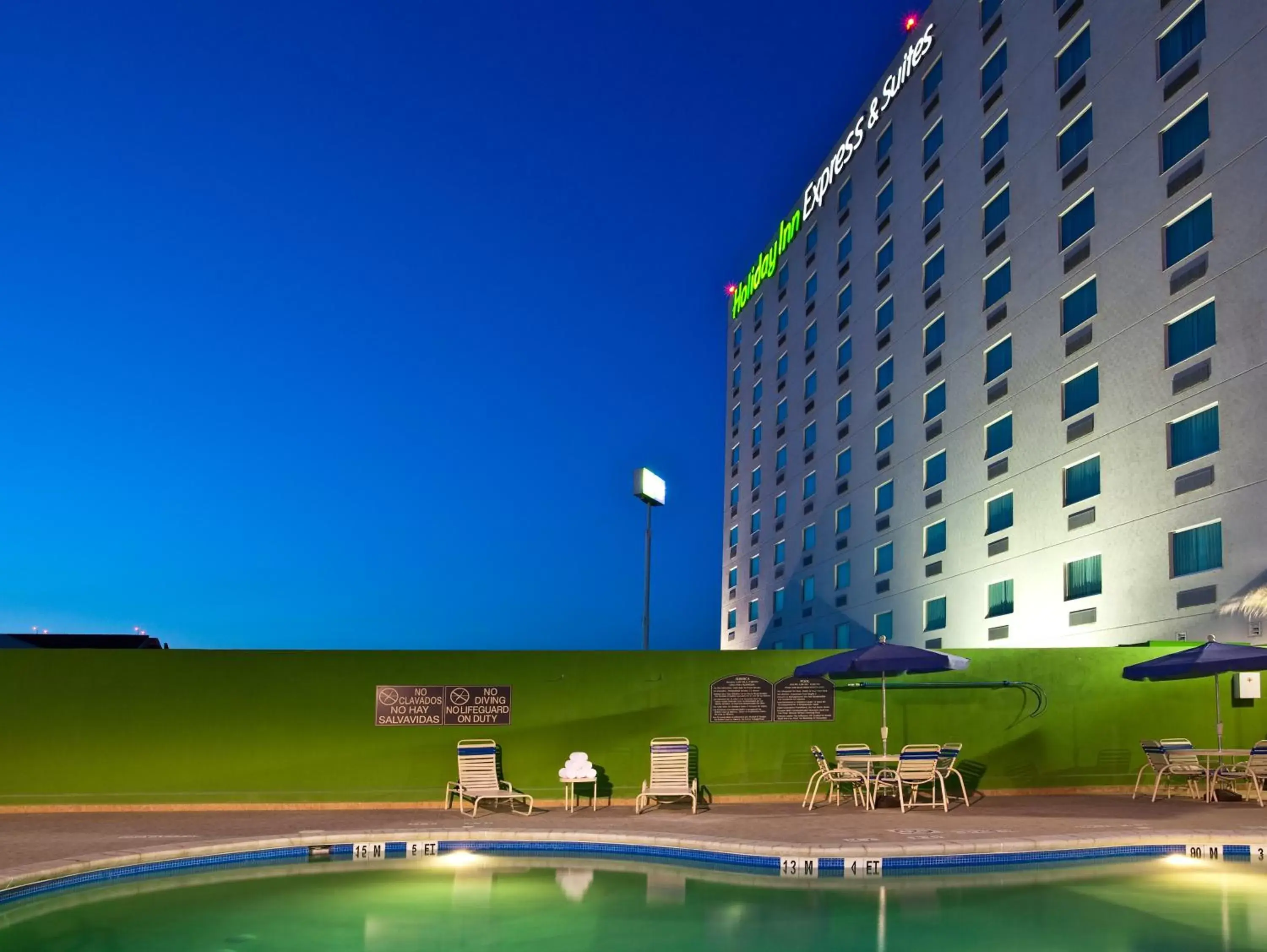 Property building, Swimming Pool in Holiday Inn Express & Suites Monterrey Aeropuerto, an IHG Hotel