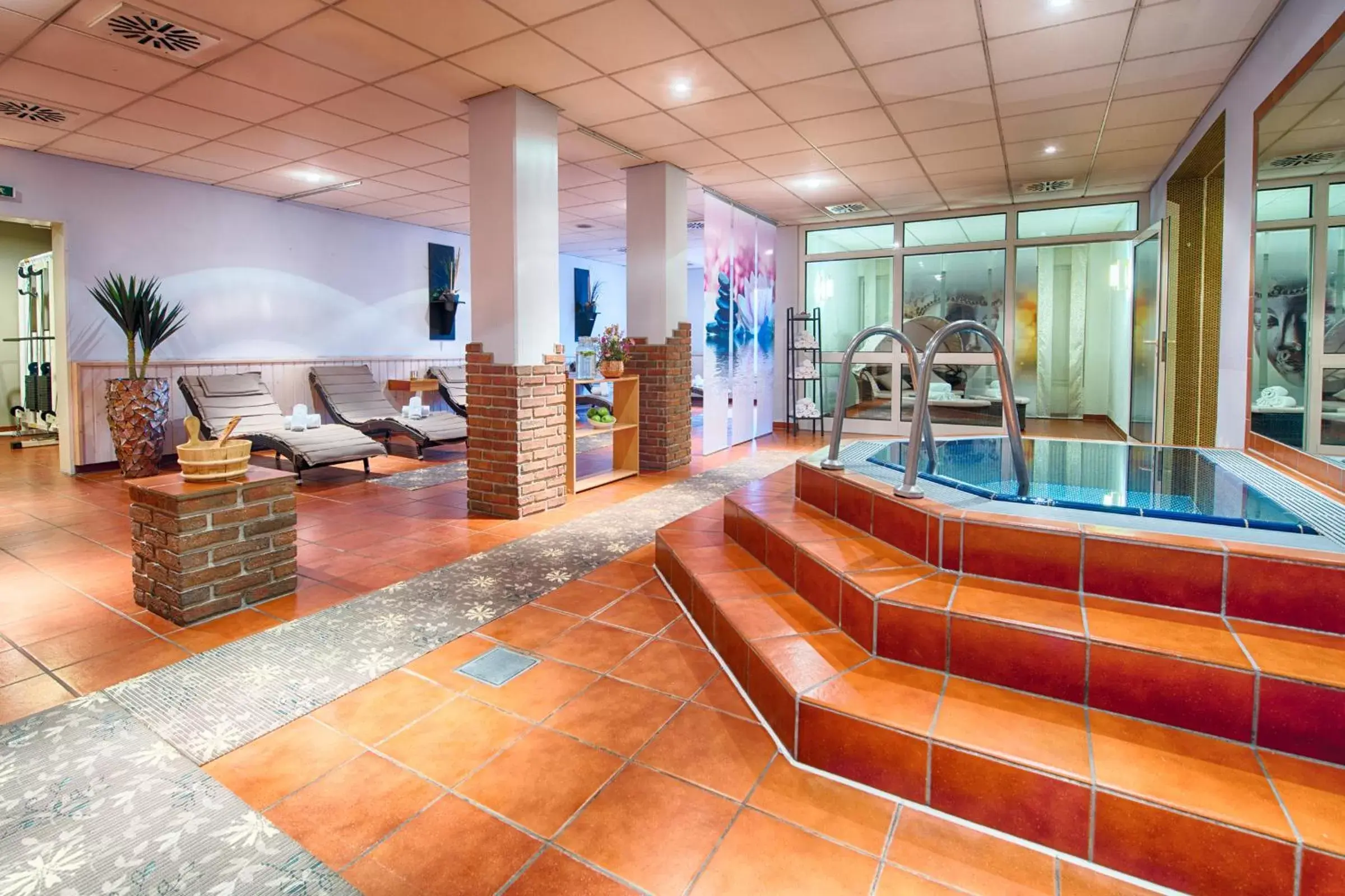 Hot Tub, Swimming Pool in Leonardo Hotel Mannheim-Ladenburg