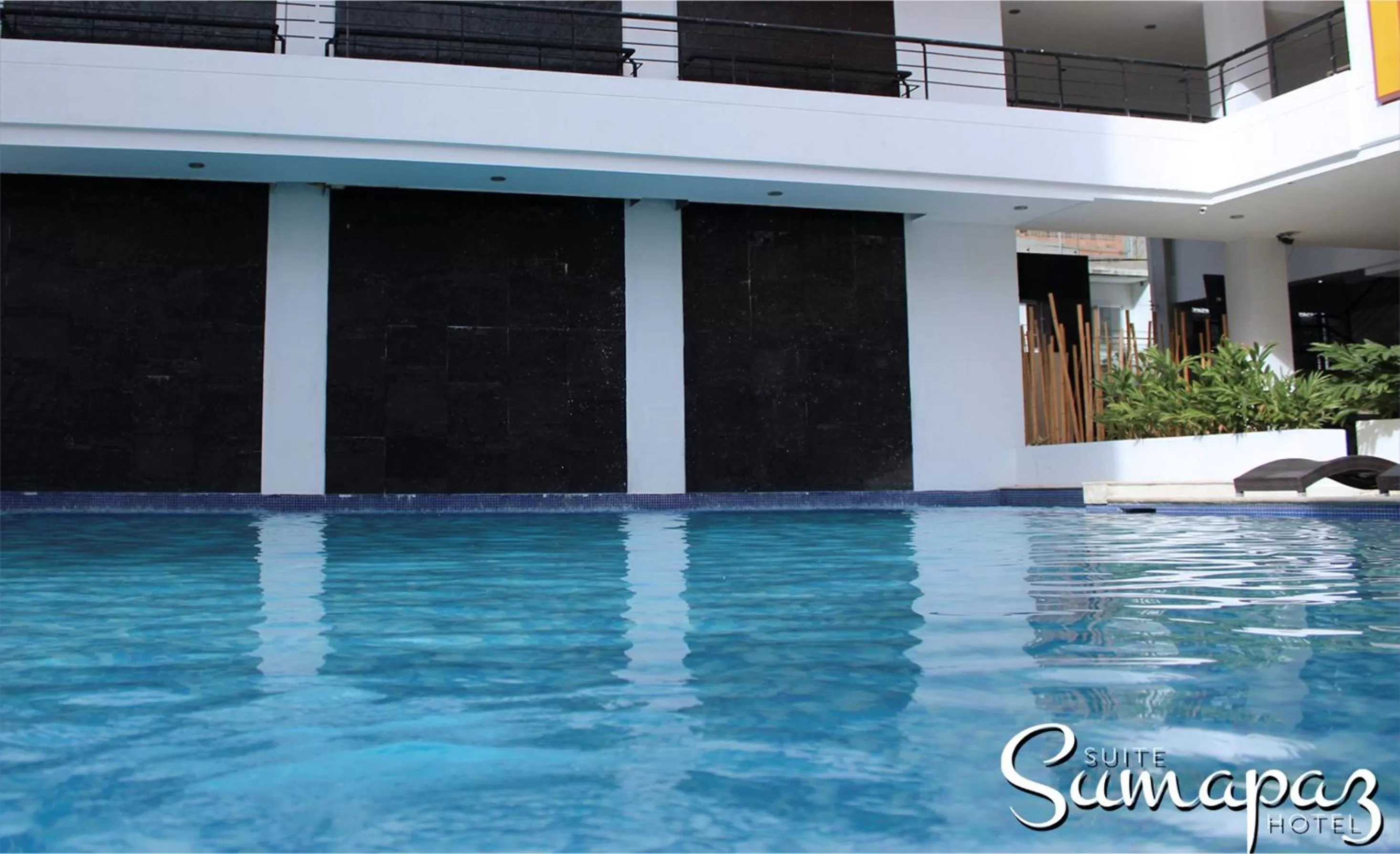 Swimming pool in Suite Sumapaz Hotel
