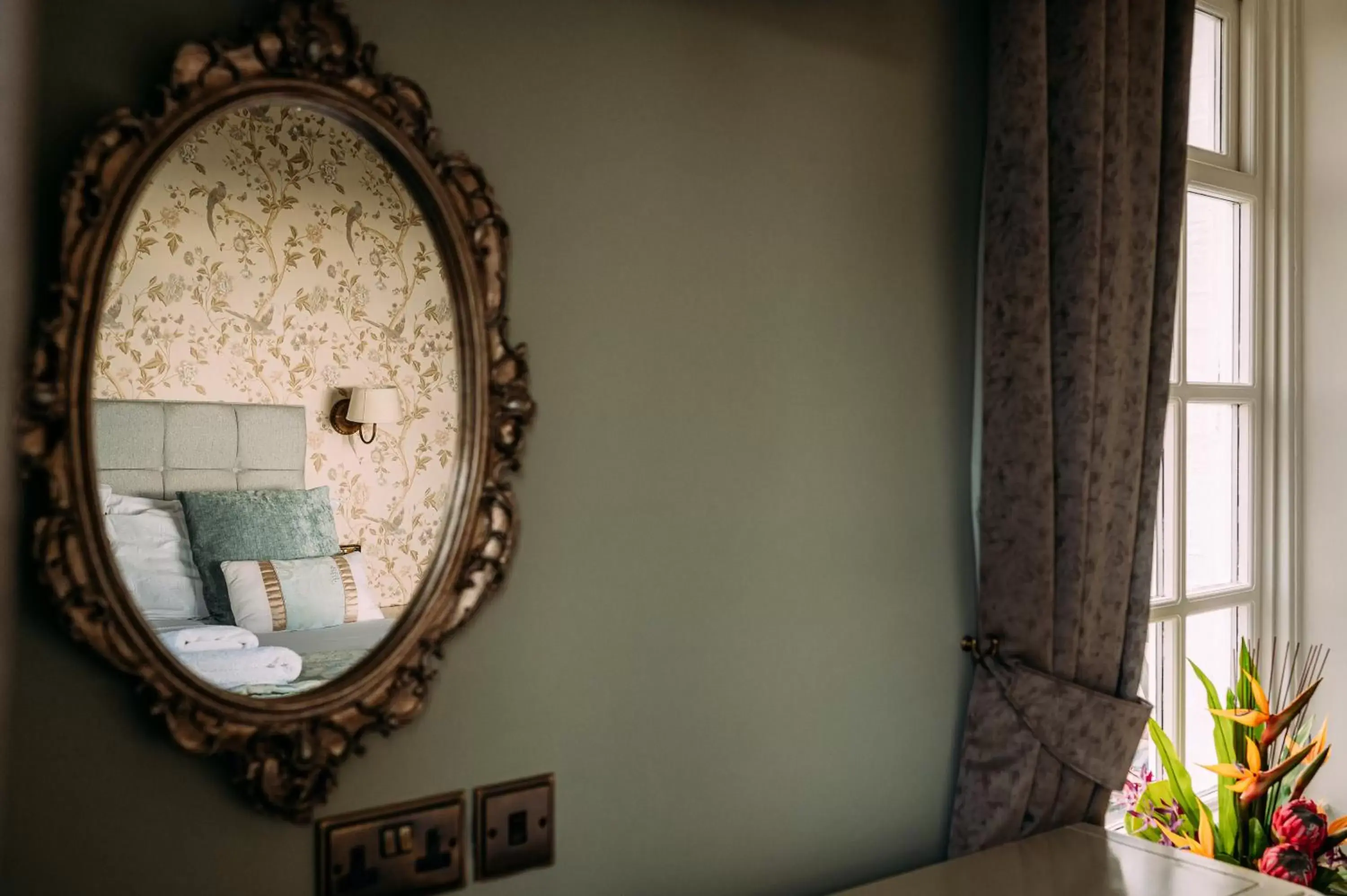 Bedroom in The Queens Hotel