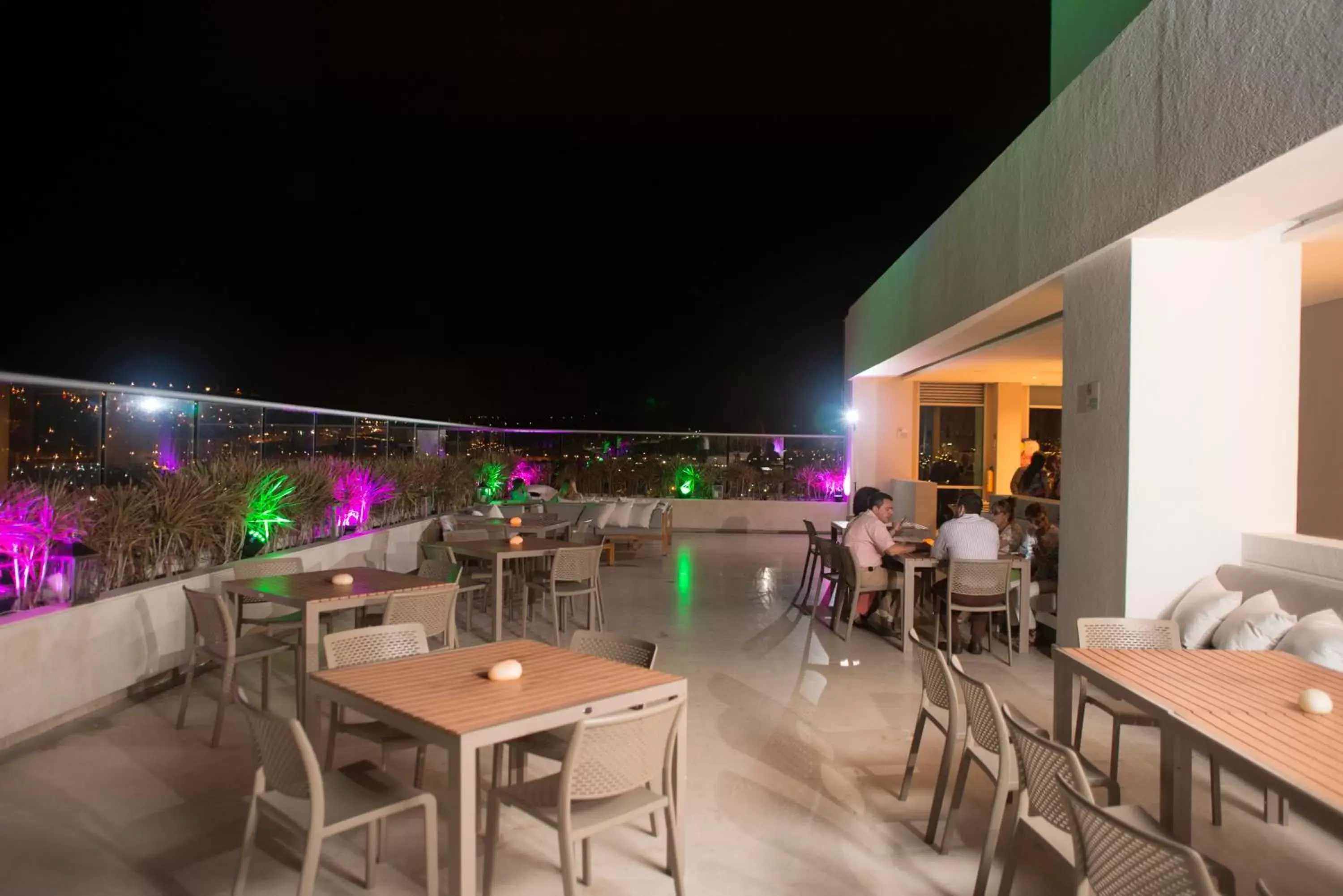 Lounge or bar, Restaurant/Places to Eat in Holiday Inn Cúcuta, an IHG Hotel