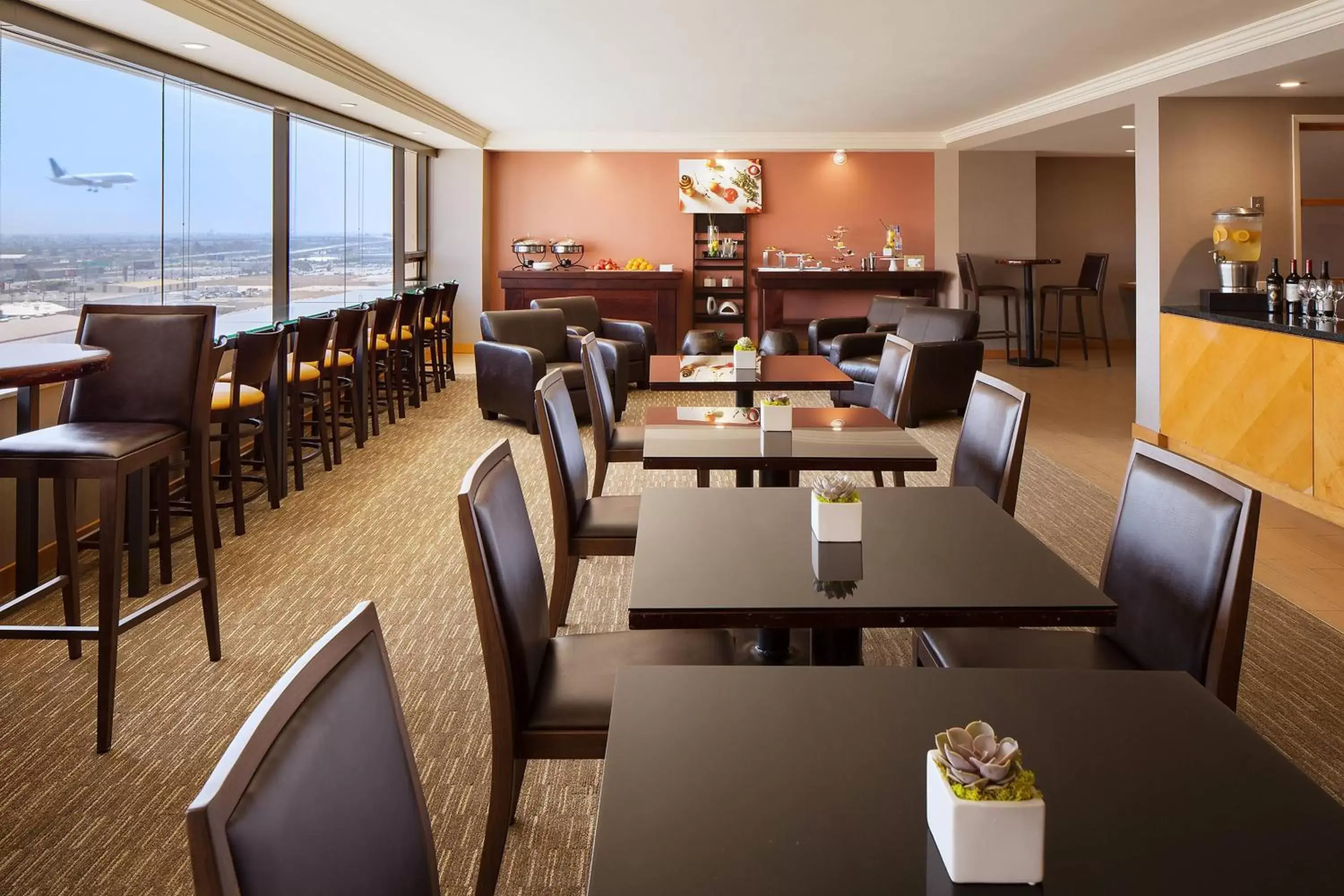 Lounge or bar, Restaurant/Places to Eat in The Westin Los Angeles Airport