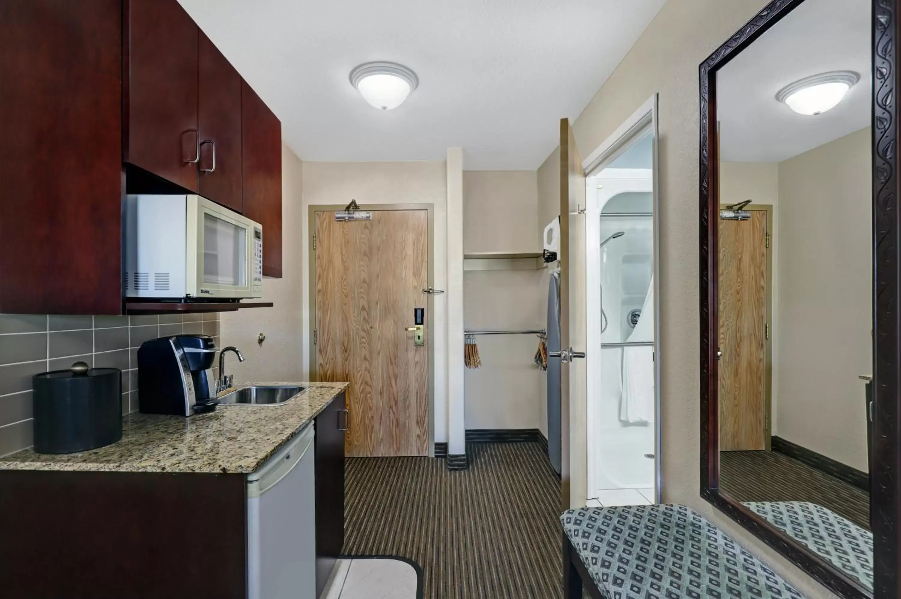 Coffee/tea facilities, Kitchen/Kitchenette in SureStay Plus Hotel by Best Western Drumheller