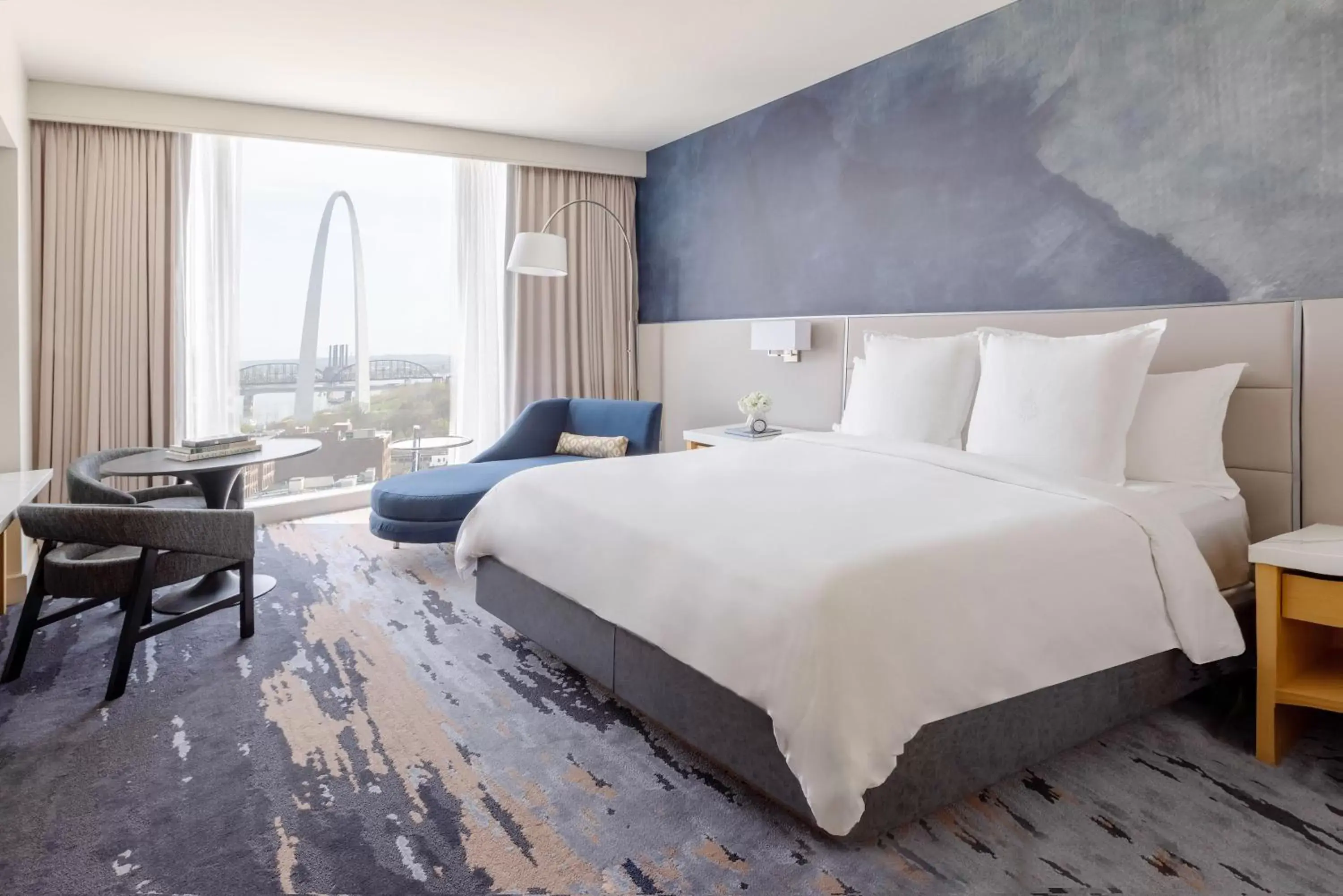 Bed in Four Seasons St. Louis