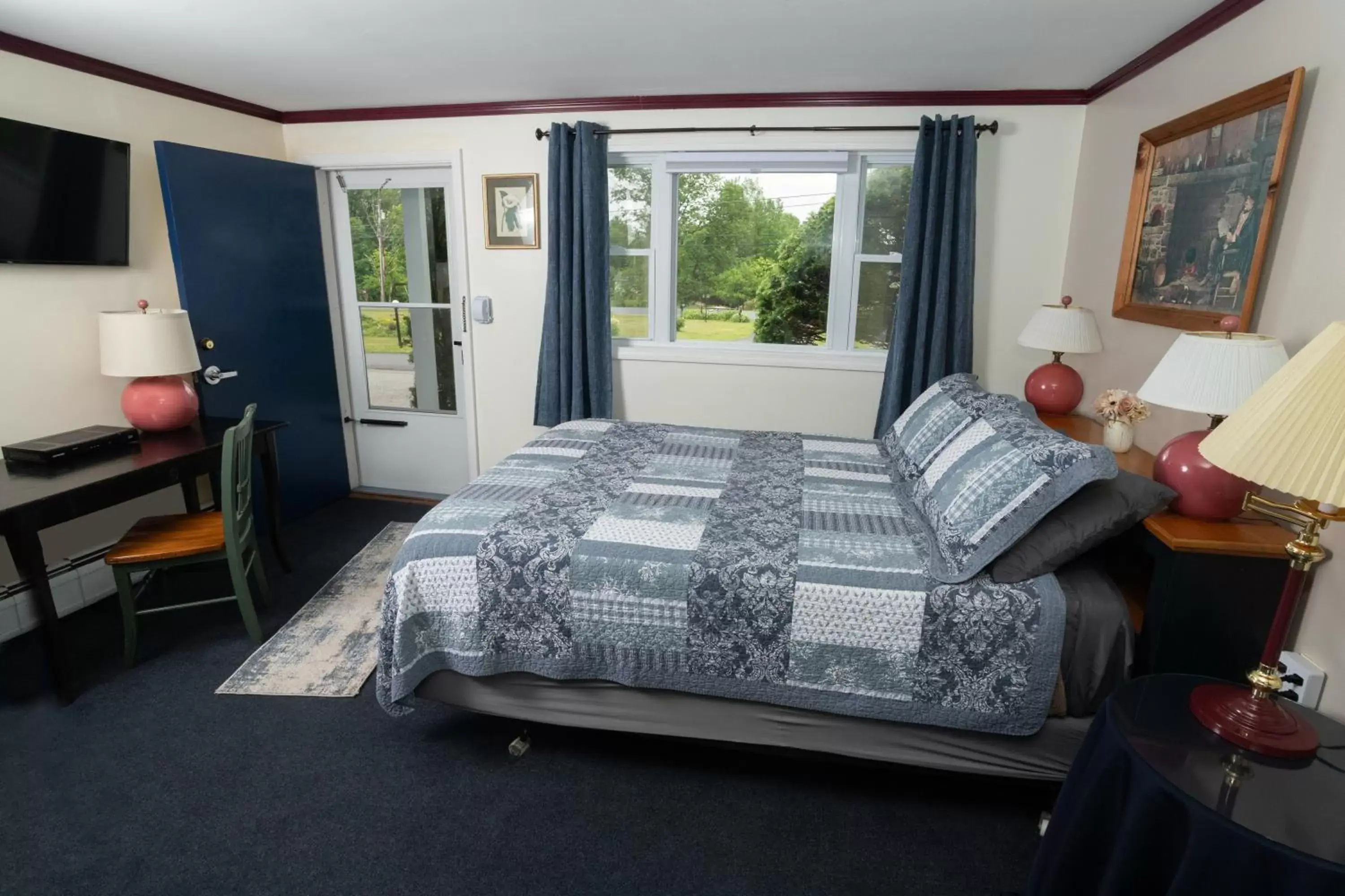 Seating area, Bed in Governor's Rock Motel