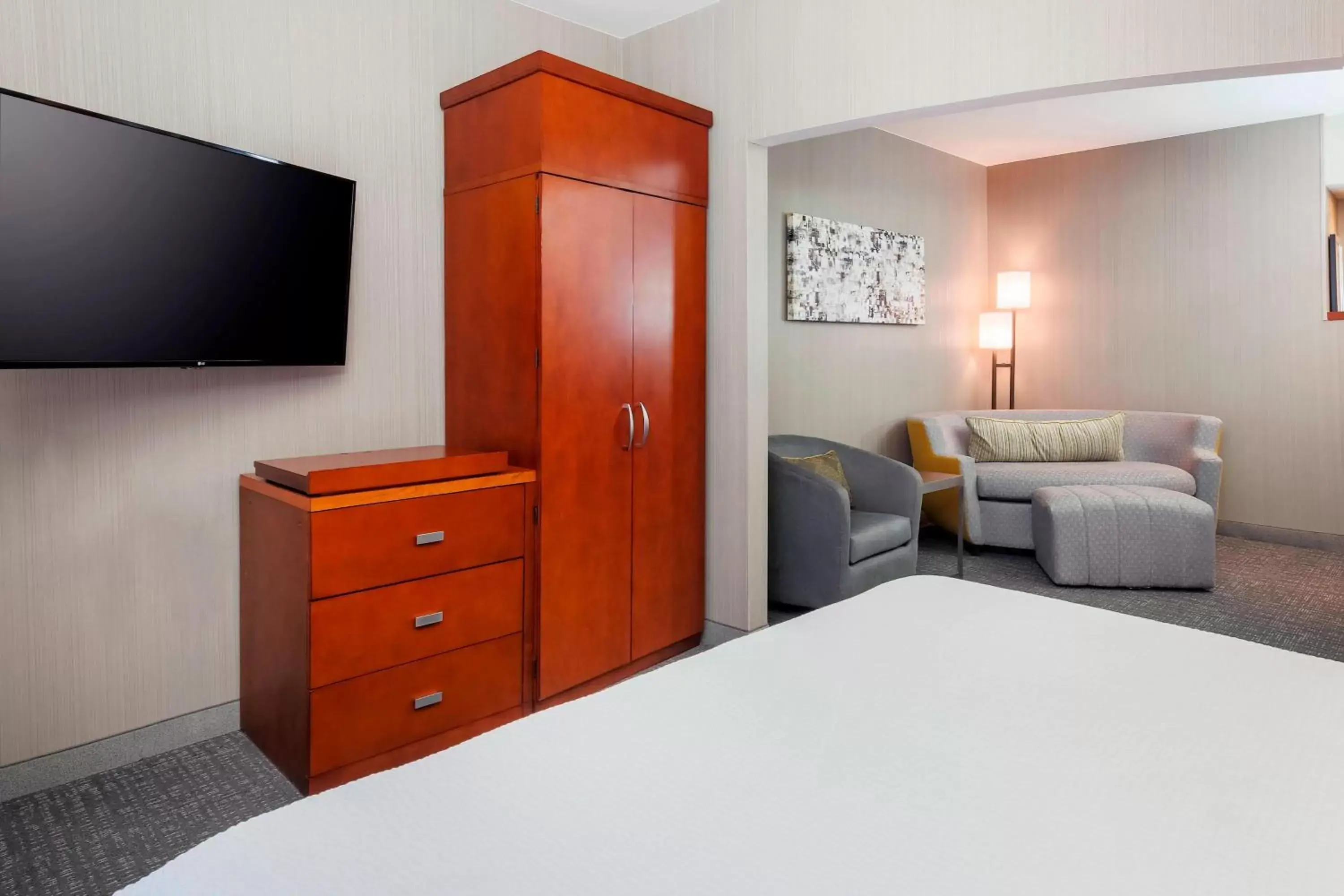 Living room, Bed in Courtyard by Marriott Dallas Arlington South