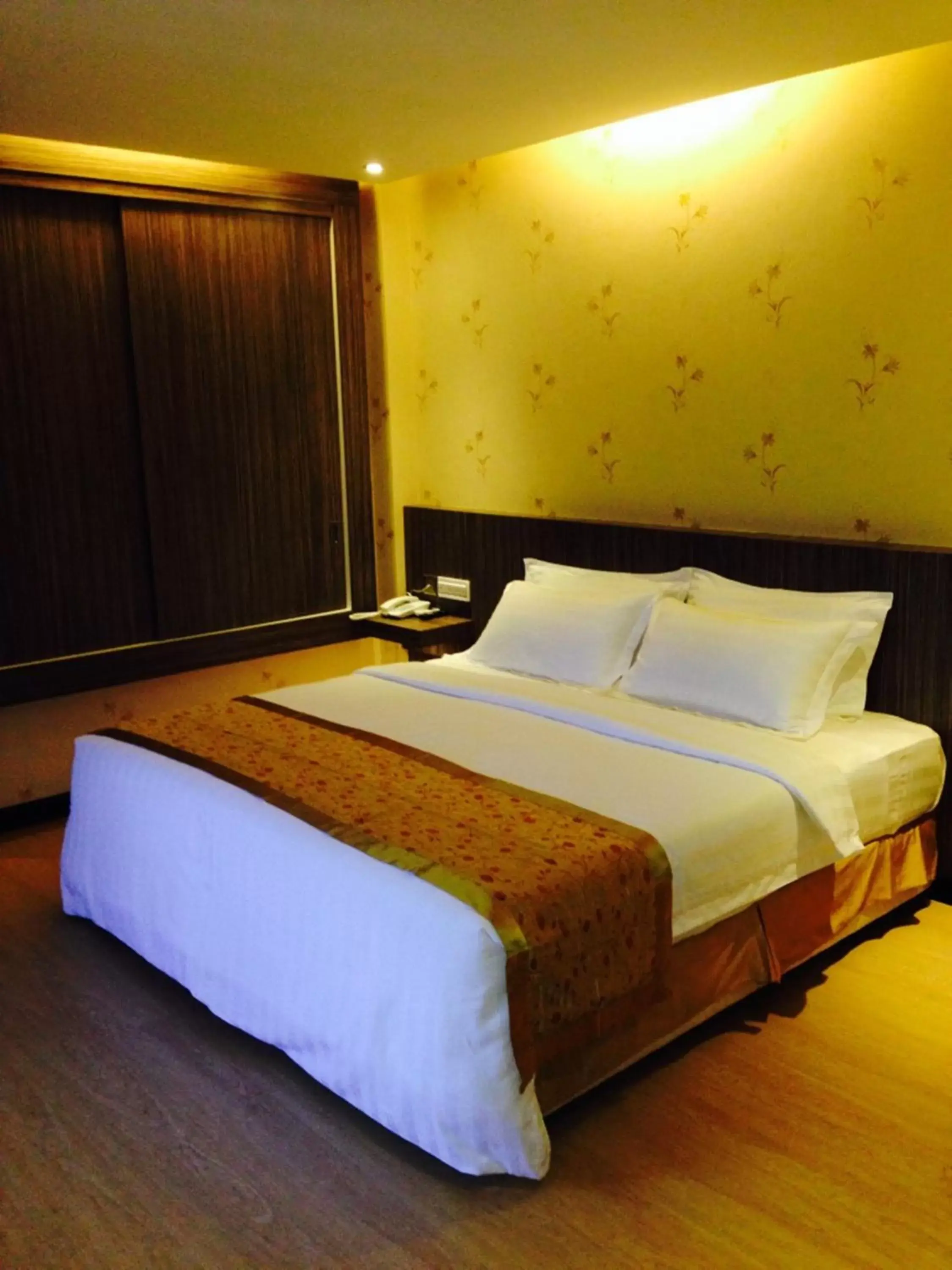 Superior King Room - No Window in Mandarin Hotel Kota Kinabalu Superior King Room - No Window in Mandarin Hotel Kota Kinabalu