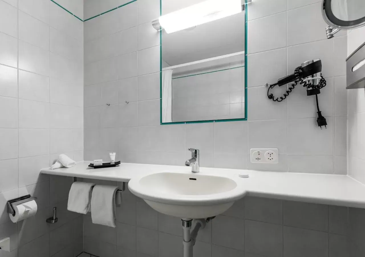 Toilet, Bathroom in Grand Hotel et Centre Thermal d'Yverdon-les-Bains