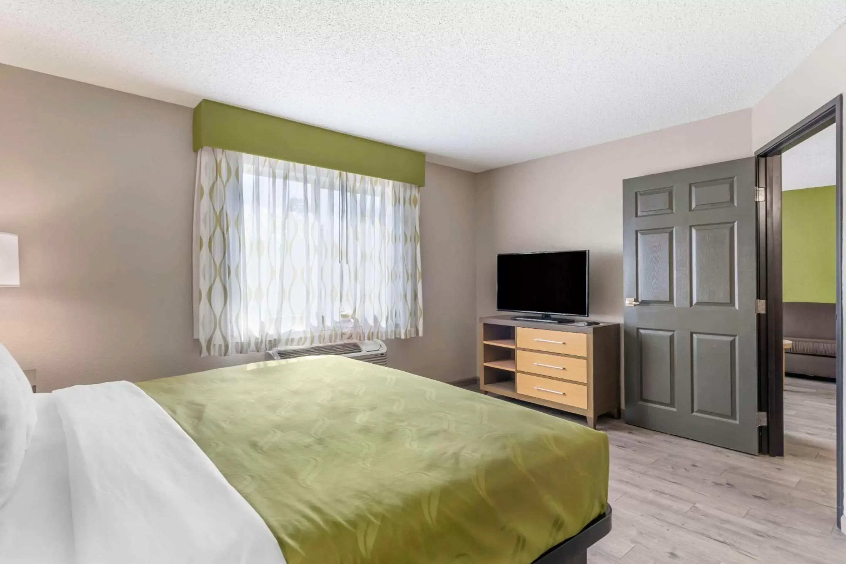 Communal lounge/ TV room, Bed in Quality Inn & Suites Communal lounge/ TV room, Bed in Quality Inn & Suites