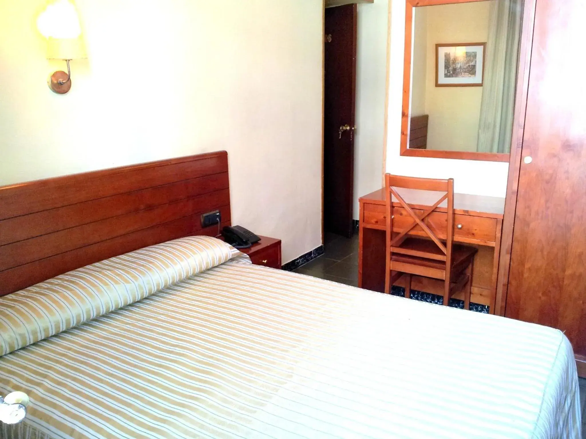 Bedroom, Bed in Hotel Toledano Ramblas