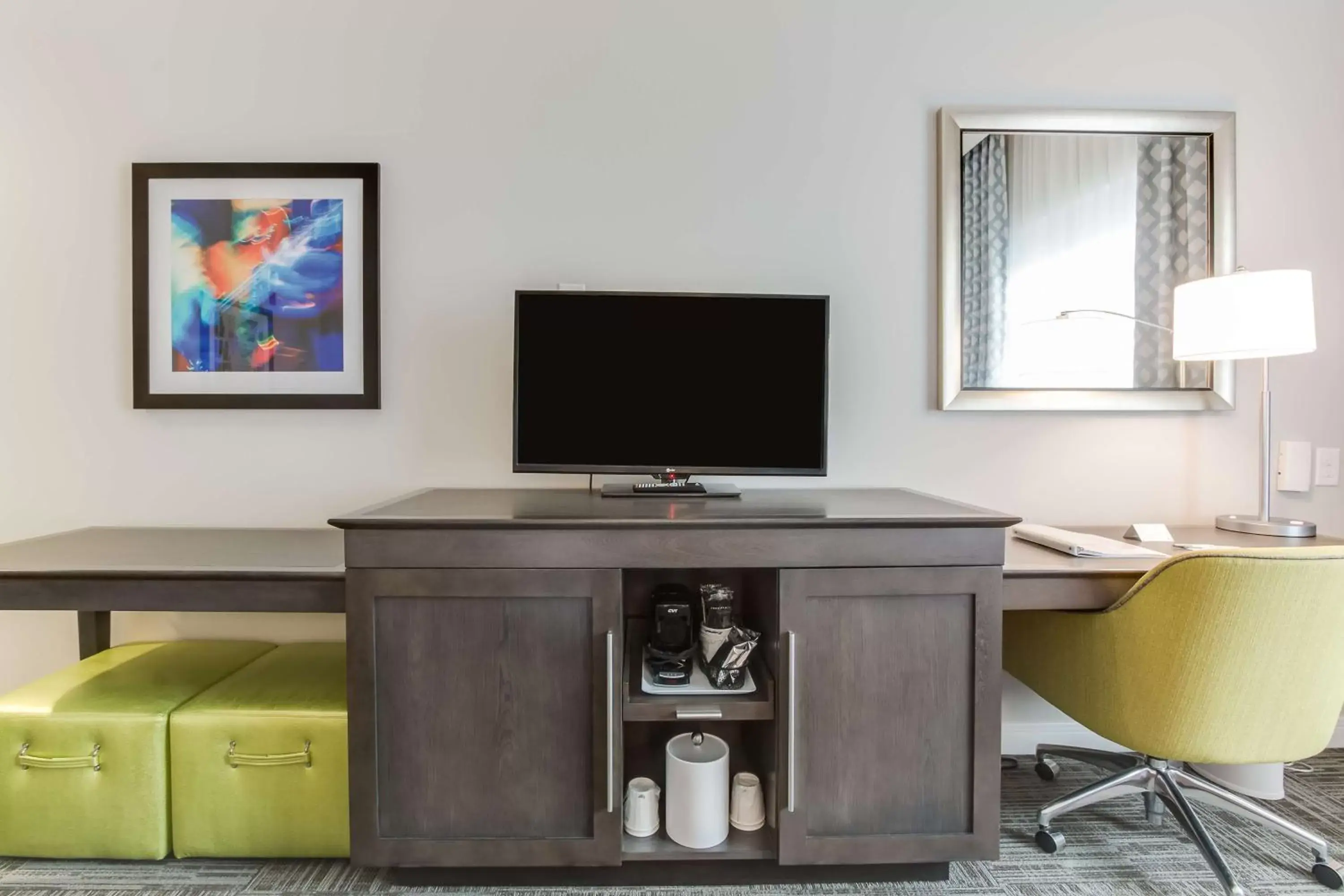 Bed, TV/Entertainment Center in Hampton Inn White House